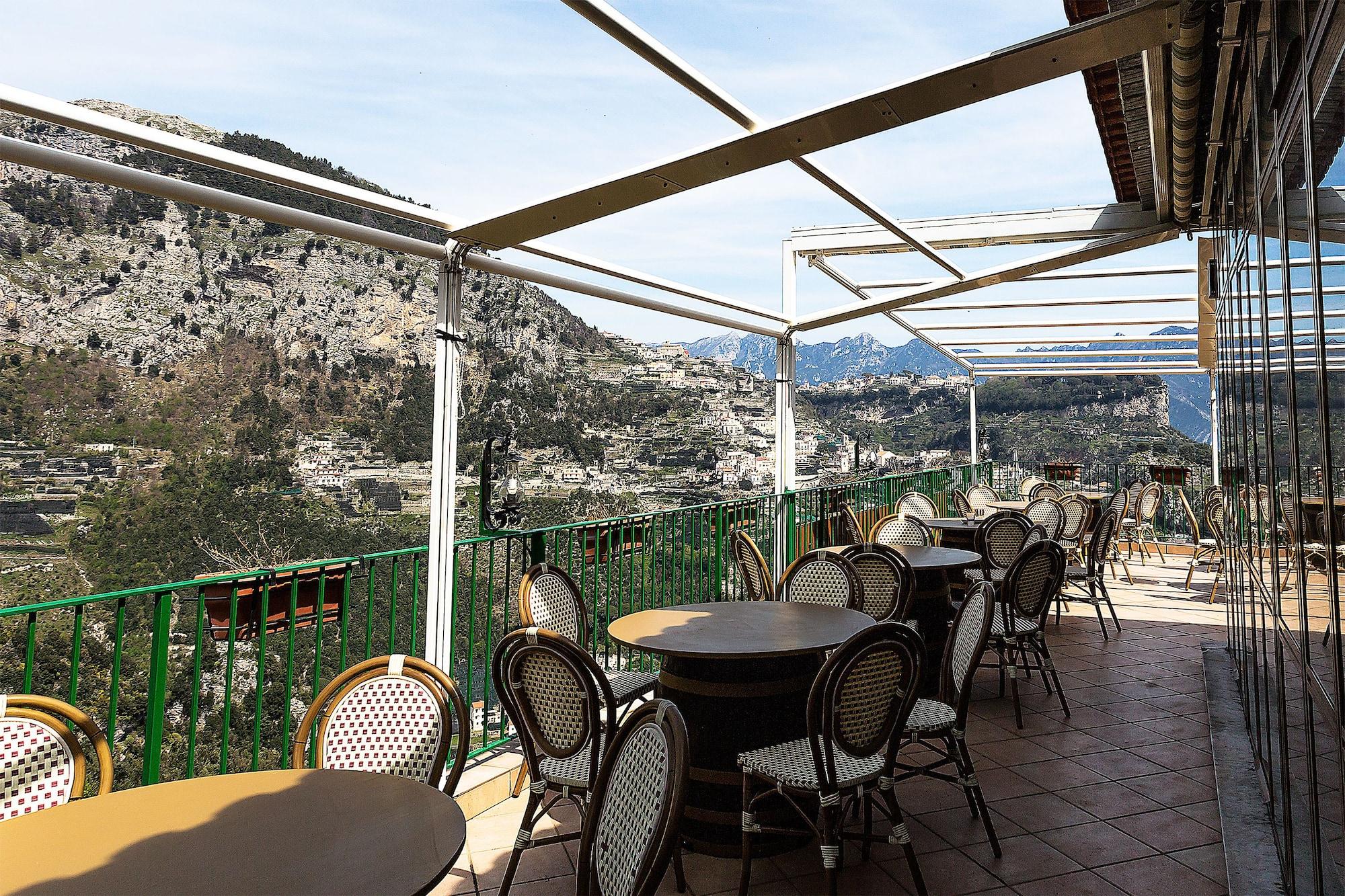 Bar/Salón Amalfi Hills Country Hotel