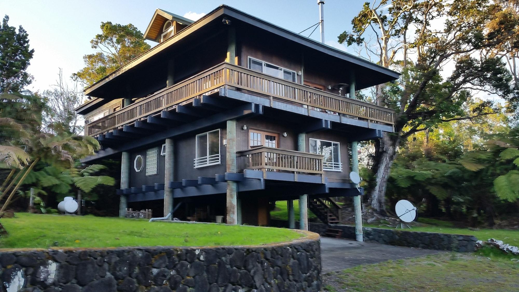 Varios Volcano Acres Ranch B&B