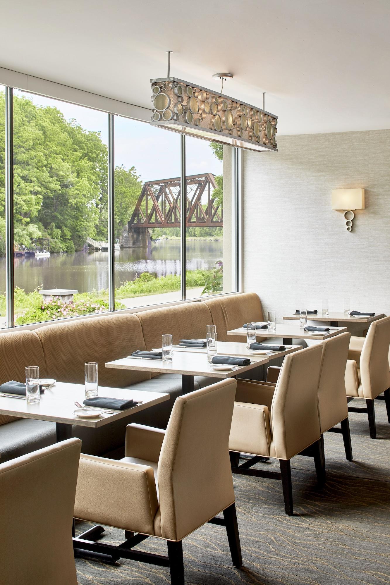 Restaurant The Del Monte Lodge Renaissance Rochester Hotel & Spa