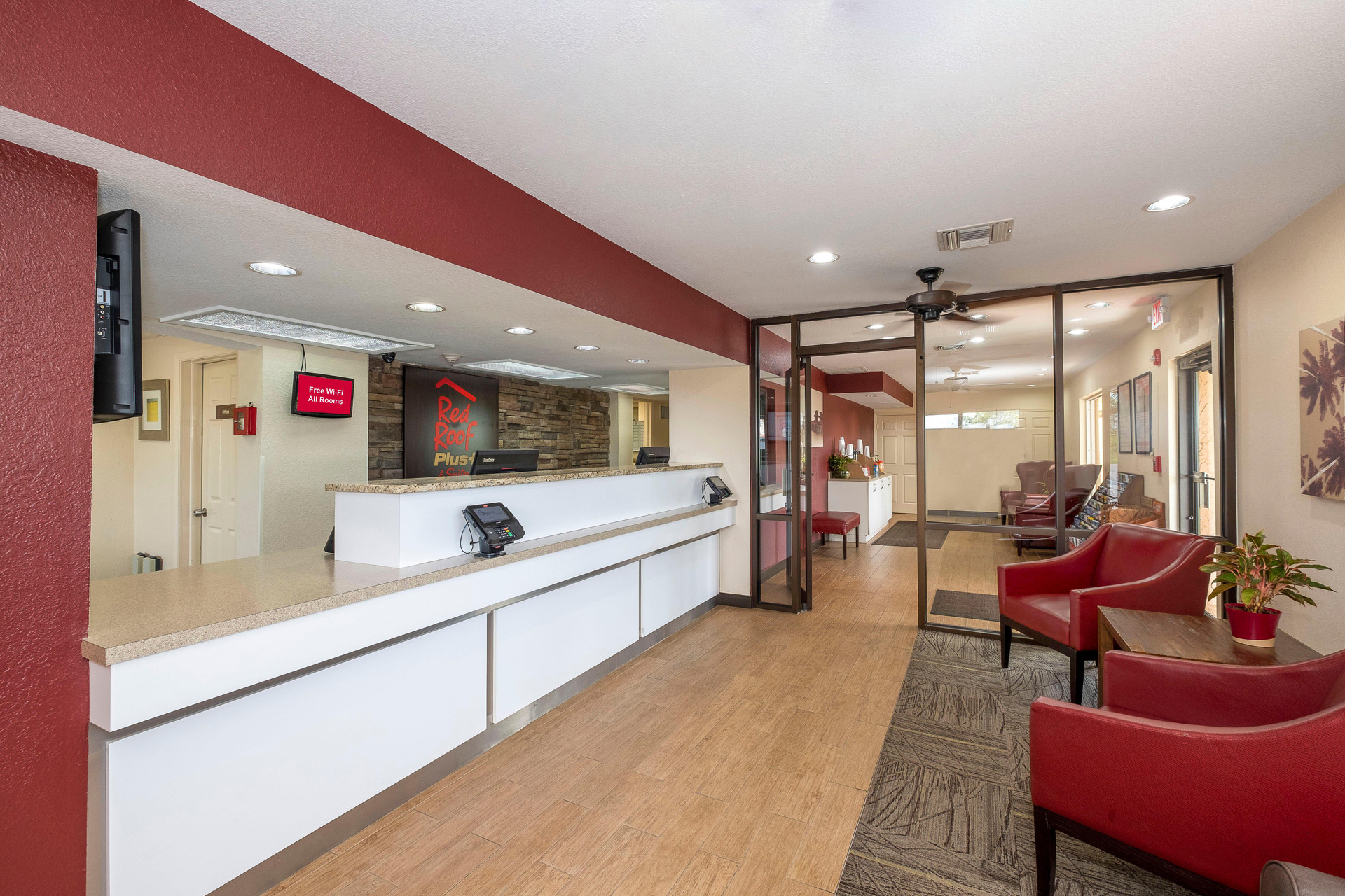 Vista Lobby Red Roof Inn PLUS+ & Suites Naples Downtown-5th Ave S