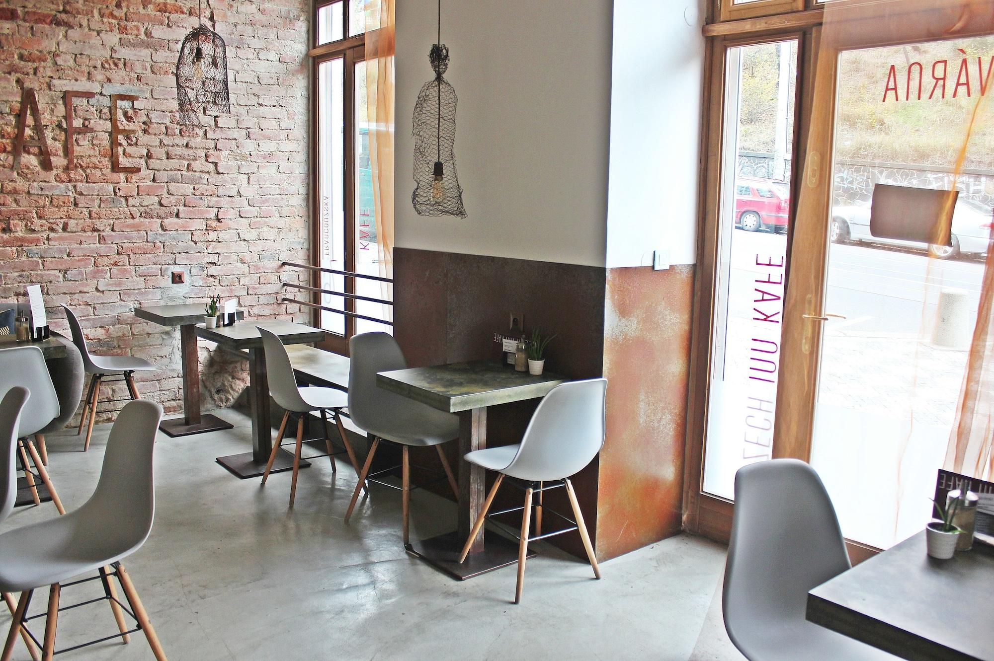 Bar/Salón Czech Inn