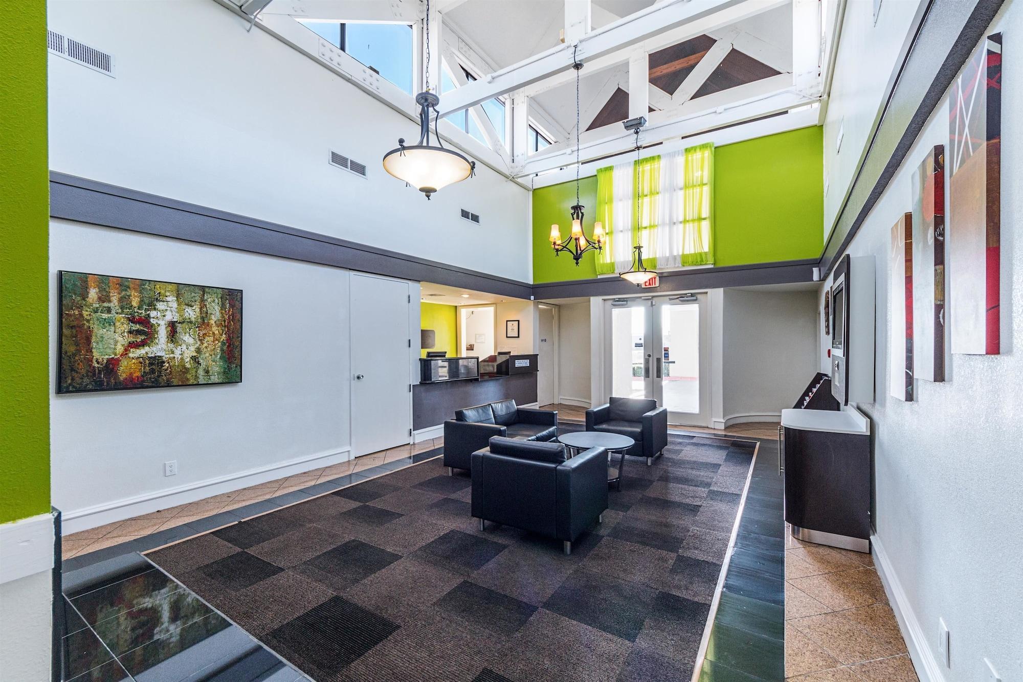 Vista Lobby Studio 6 San Antonio, TX - Airport