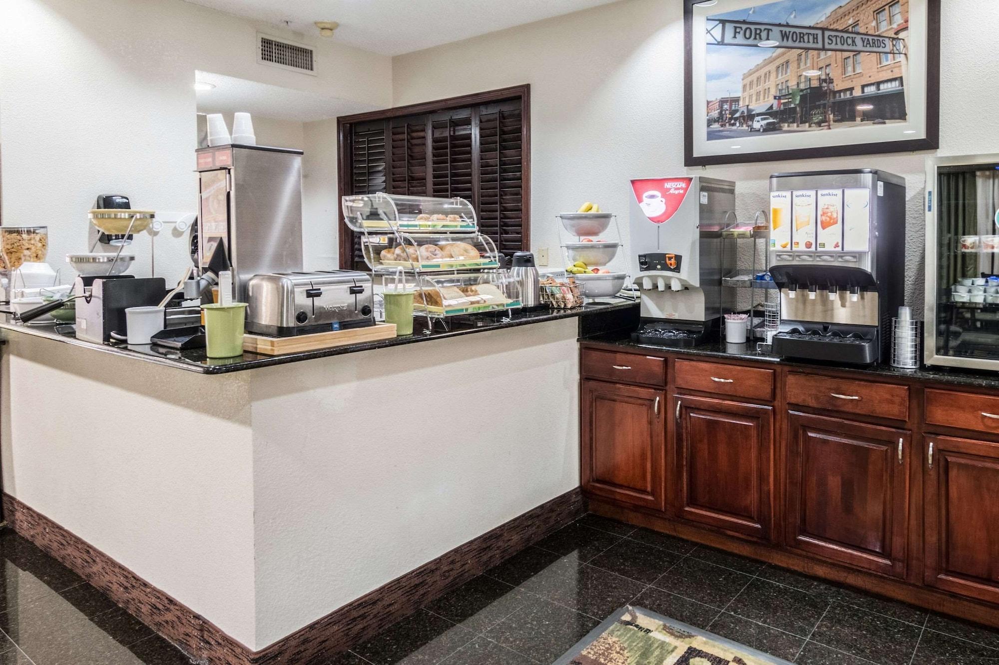 Restaurant Quality Suites Burleson - Ft. Worth