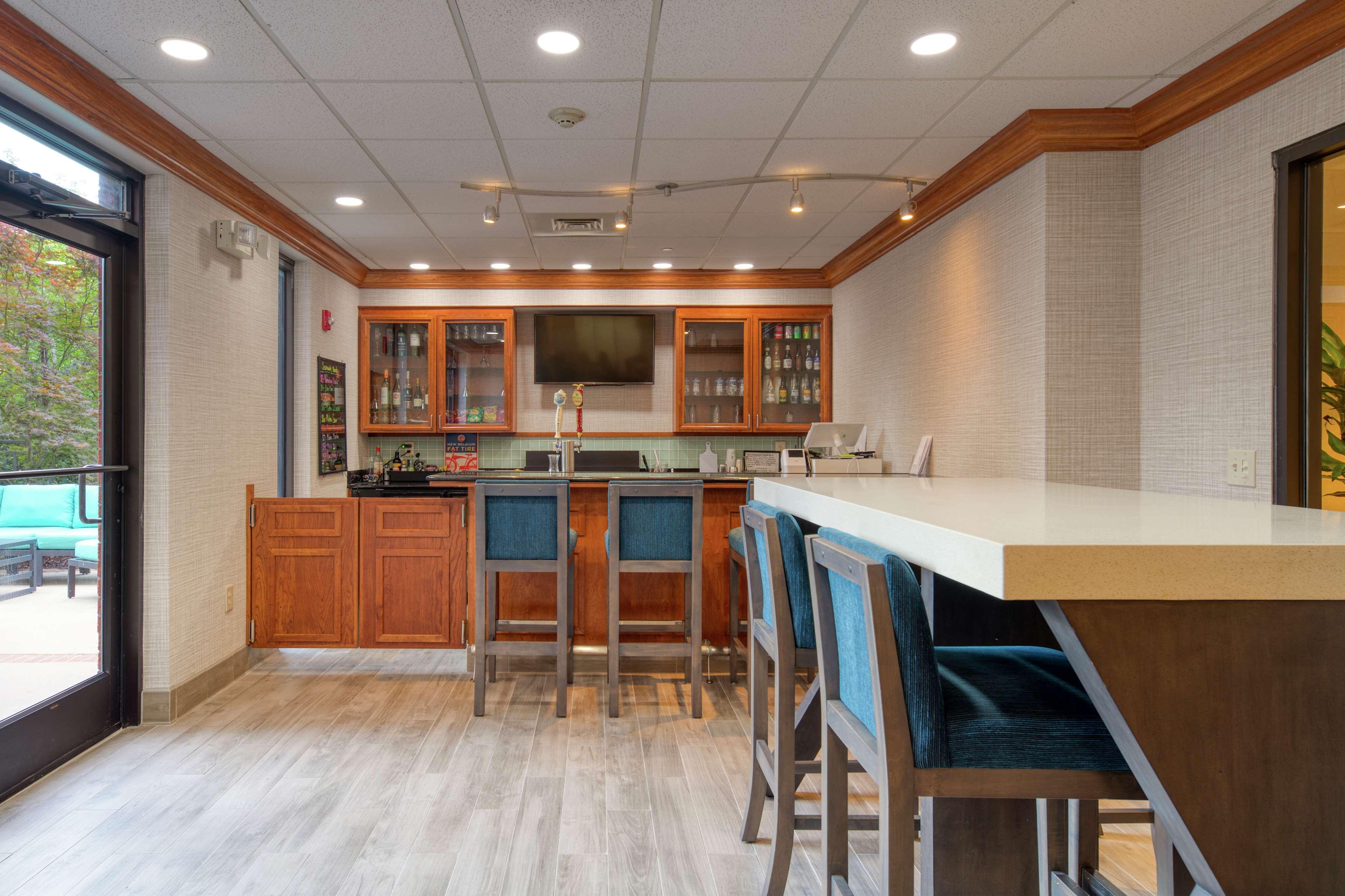 Bar/Salón Hampton Inn Wilmington - University Area/Smith Creek Station