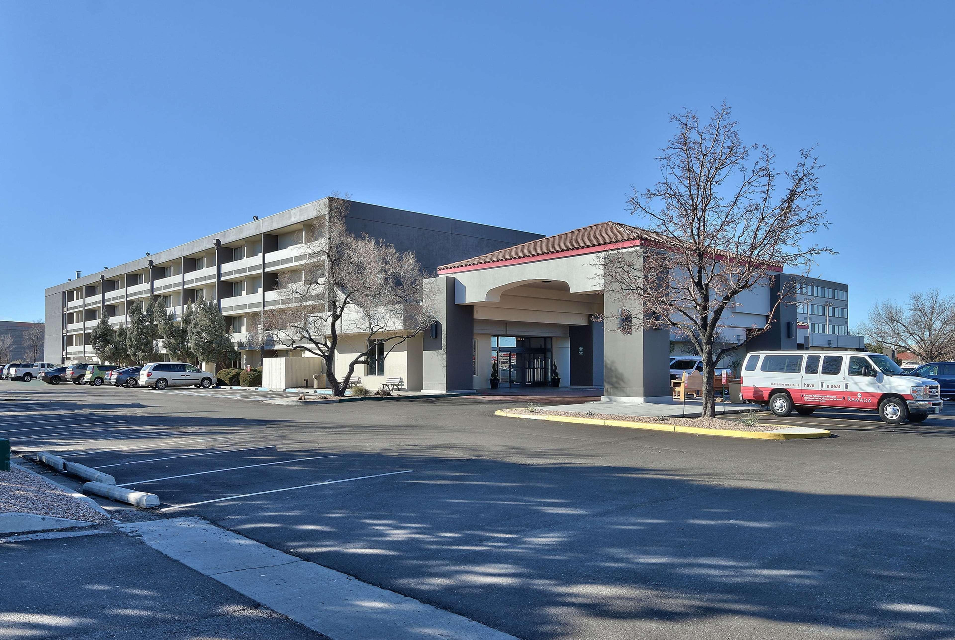 Vista Exterior Ramada Plaza by Wyndham Albuquerque Midtown