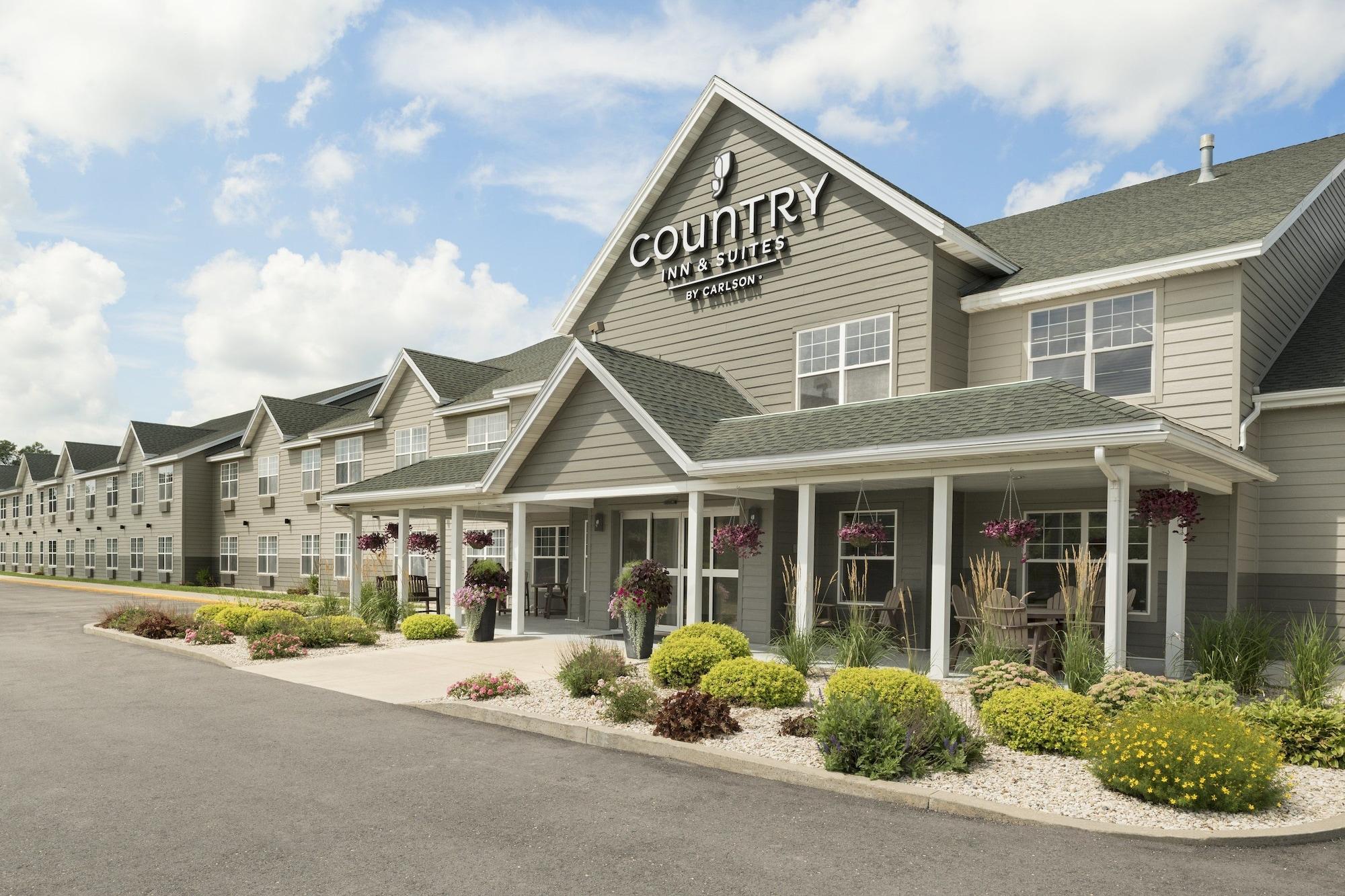 Vista Exterior Country Inn & Suites by Radisson, Decorah, IA