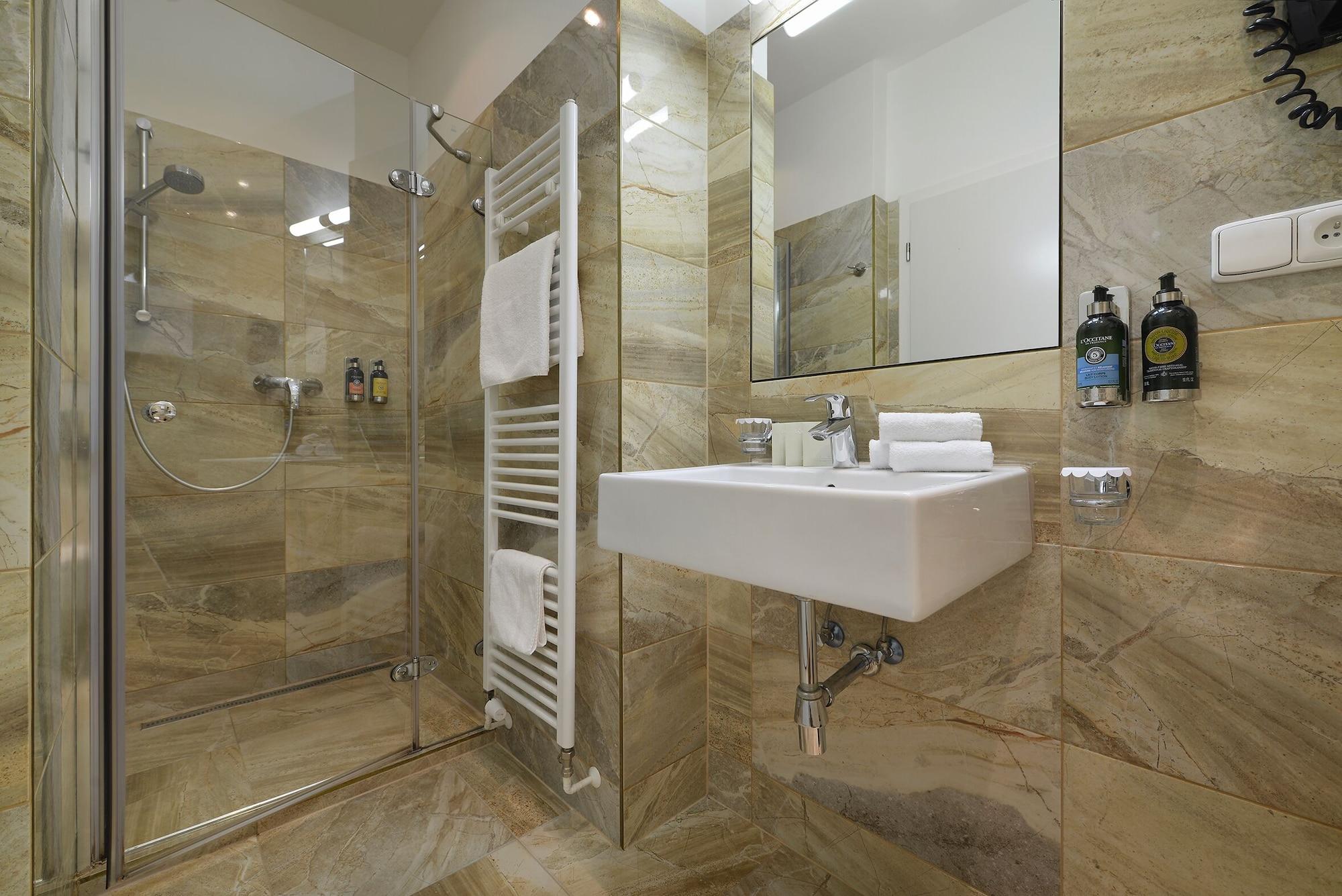 Equipamiento de Habitación Old Town Residence by Little King