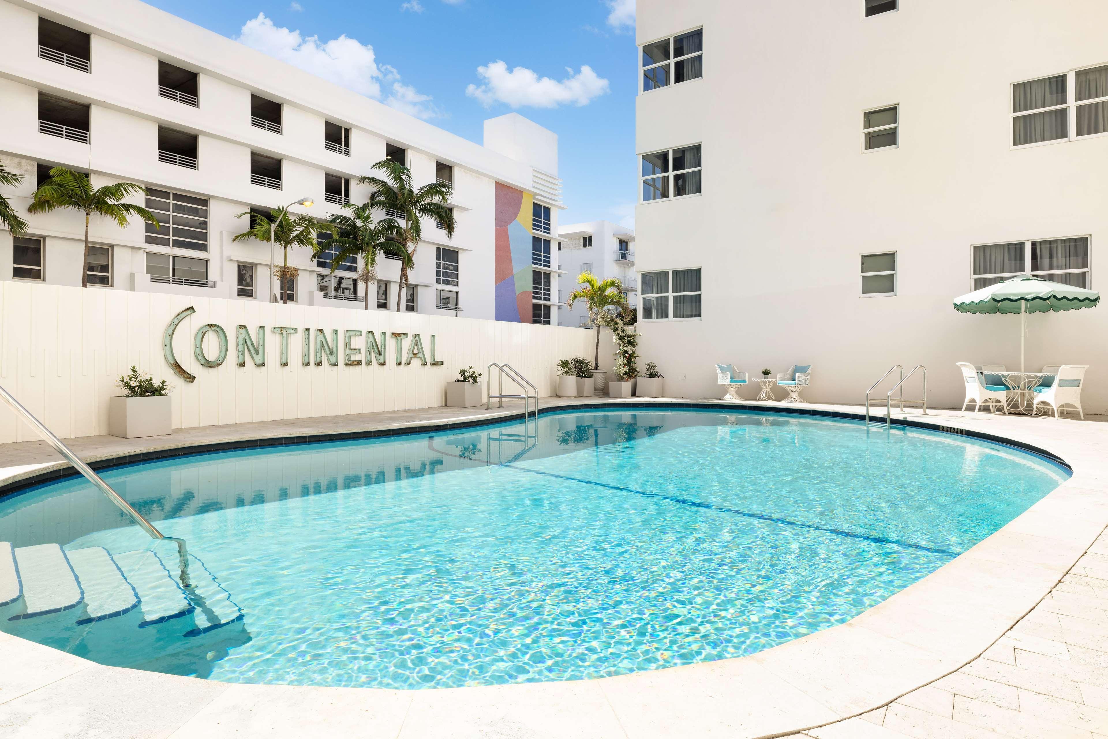 Vista Piscina Hotel Continental Miami Beach, Tapestry Collection by Hilton