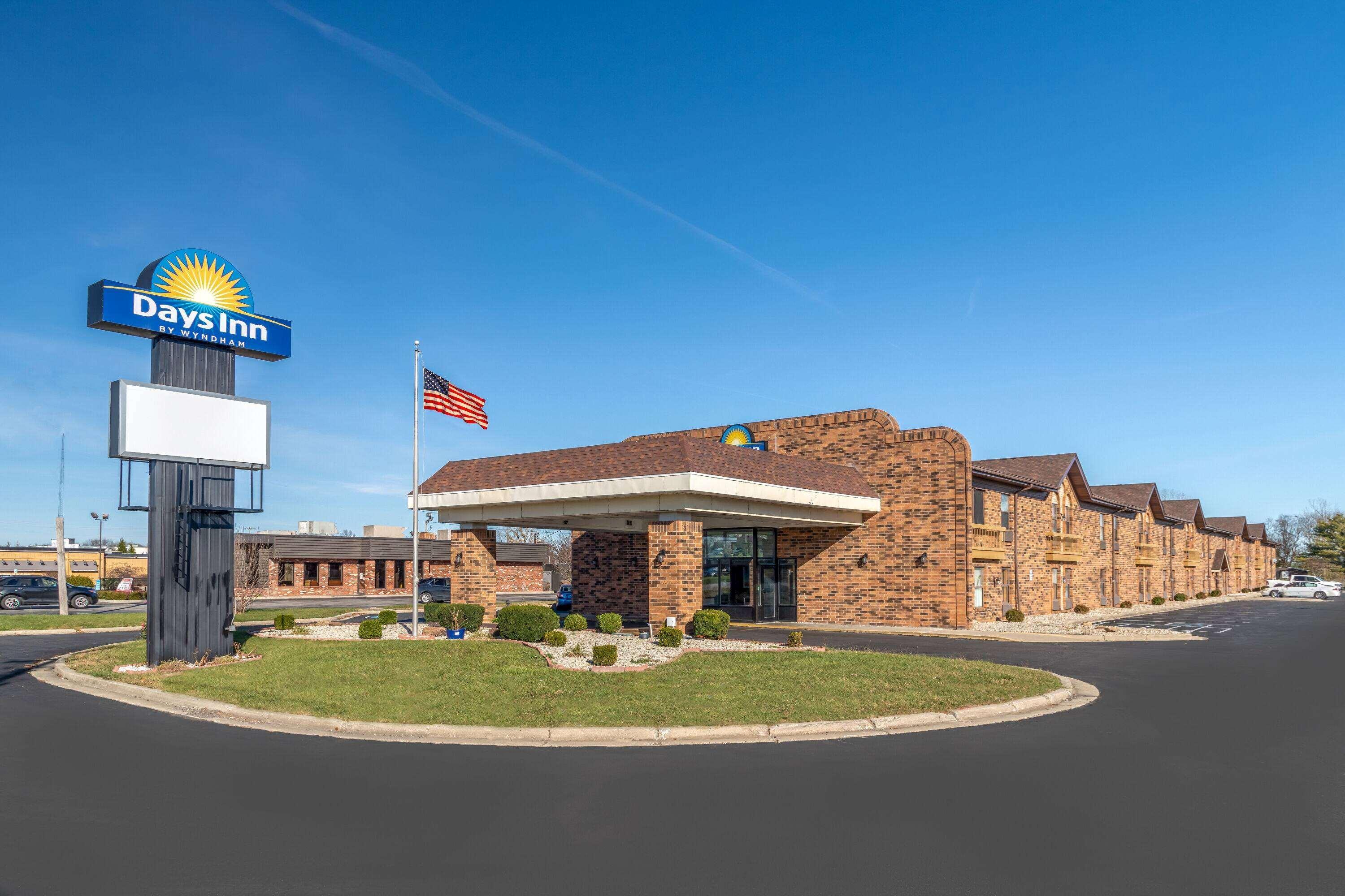 Vista Exterior Days Inn by Wyndham Anderson IN