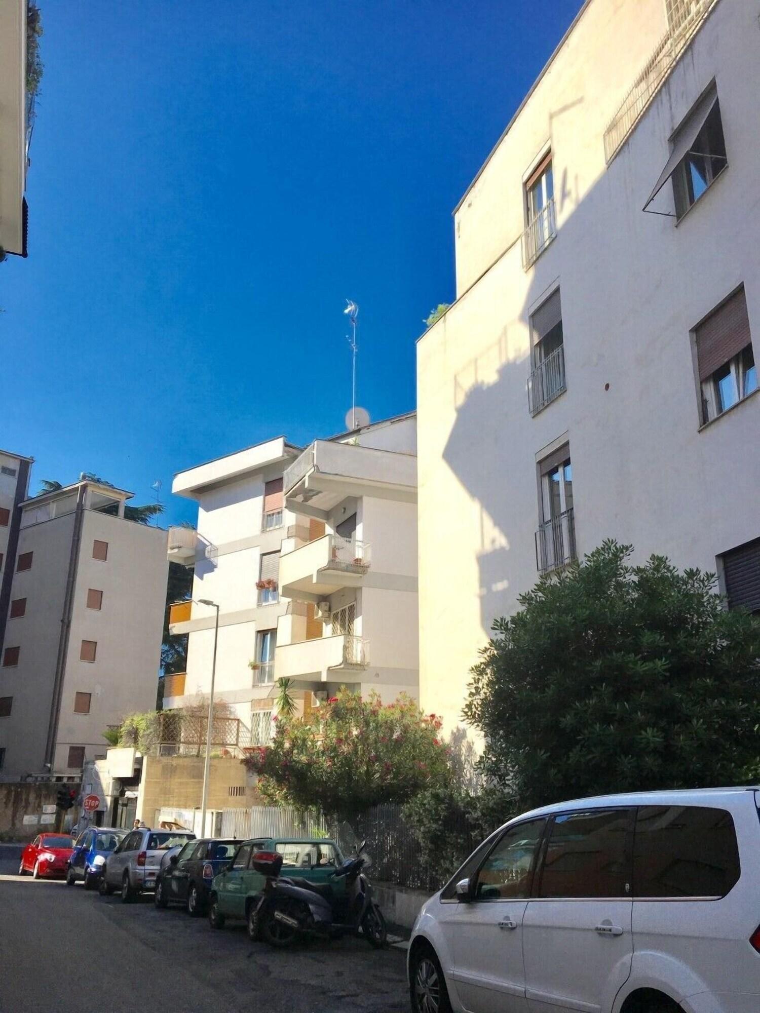 Vista Exterior Vatican Central Suites