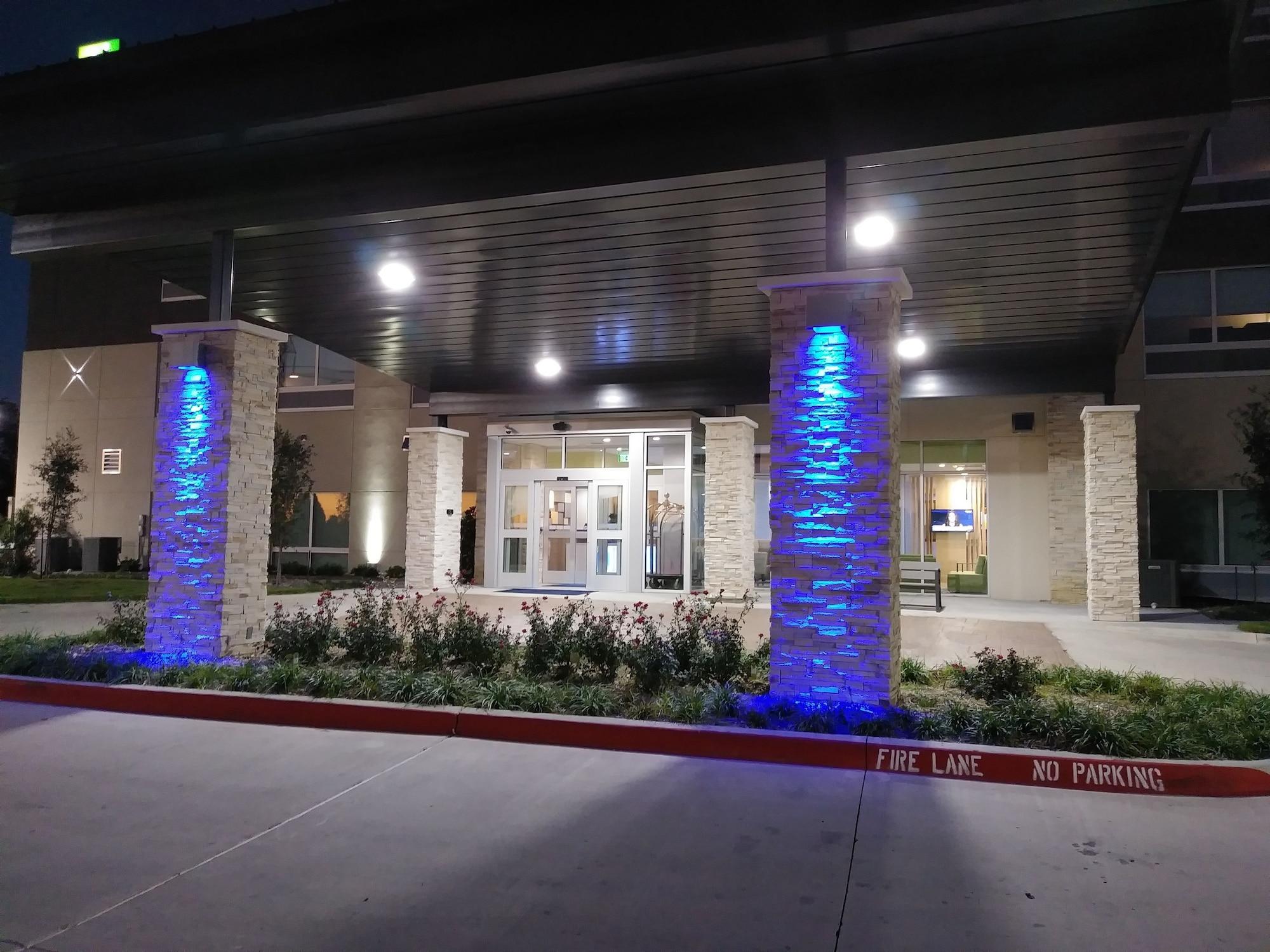 Vista Exterior Holiday Inn Express & Suites Dallas Northeast - Arboretum by IHG