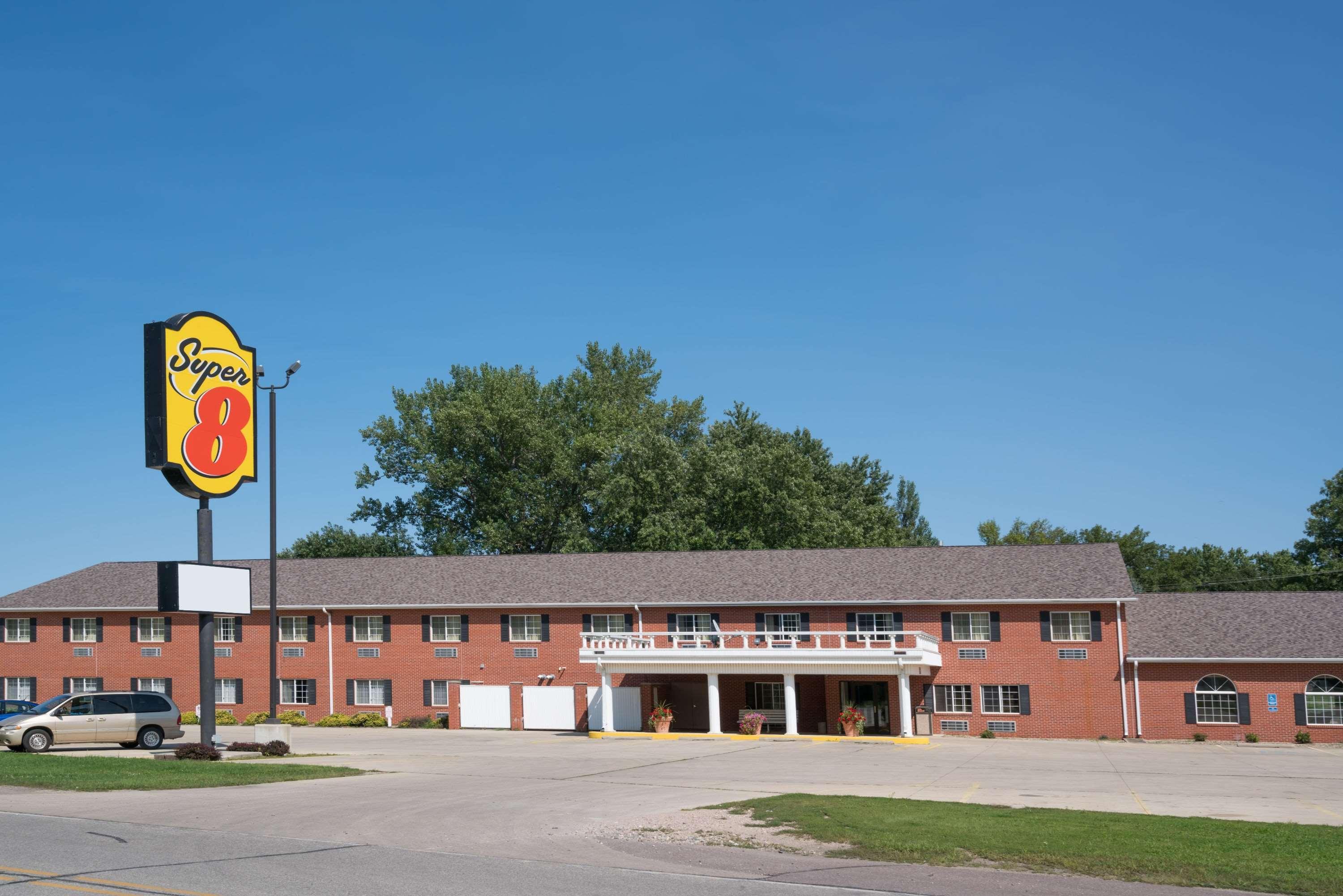 Vista Exterior Super 8 by Wyndham Sheldon
