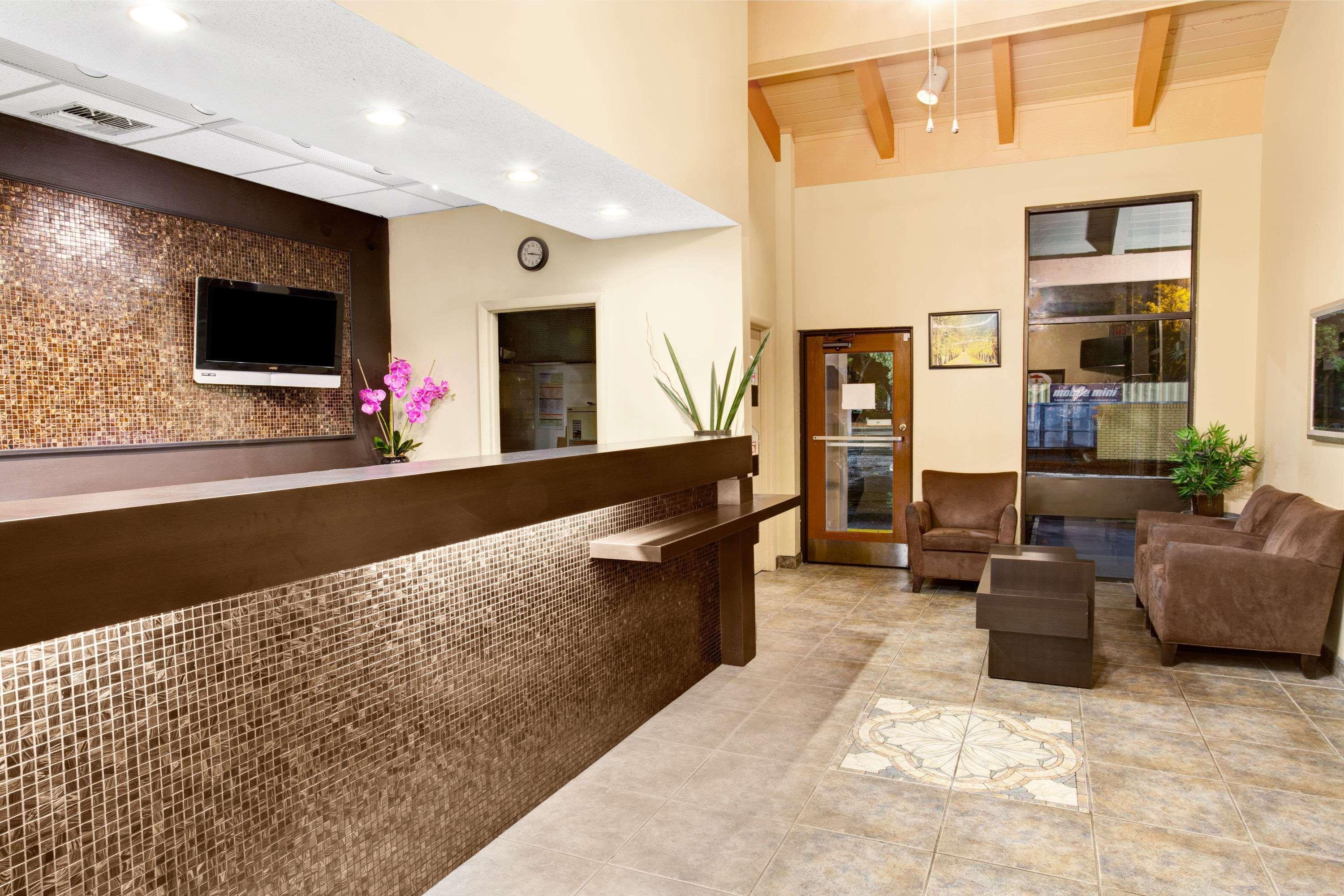 Vista Lobby Super 8 by Wyndham Kissimmee/Maingate/Orlando Area