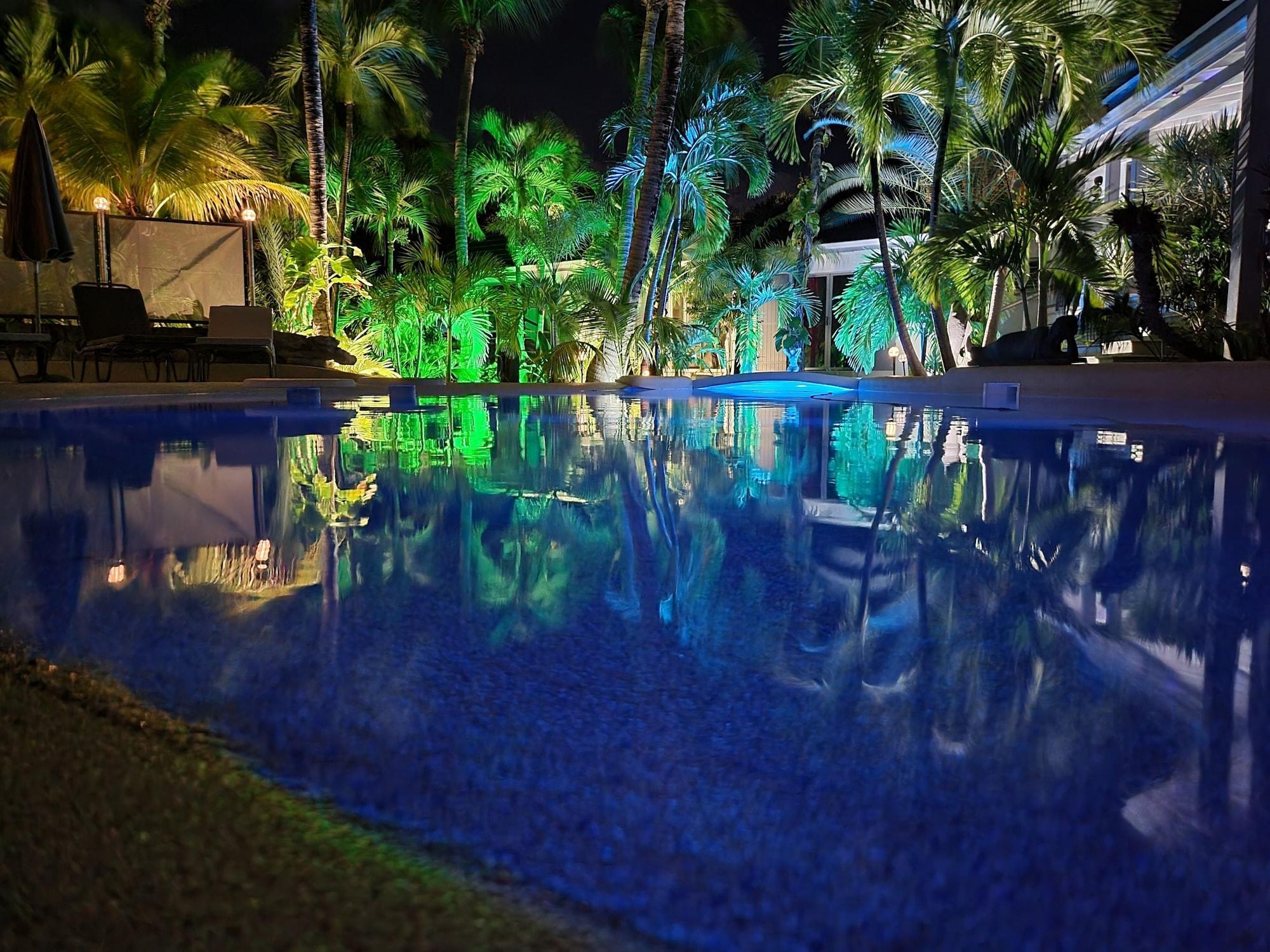 Vista Exterior Residence Adam & Eve