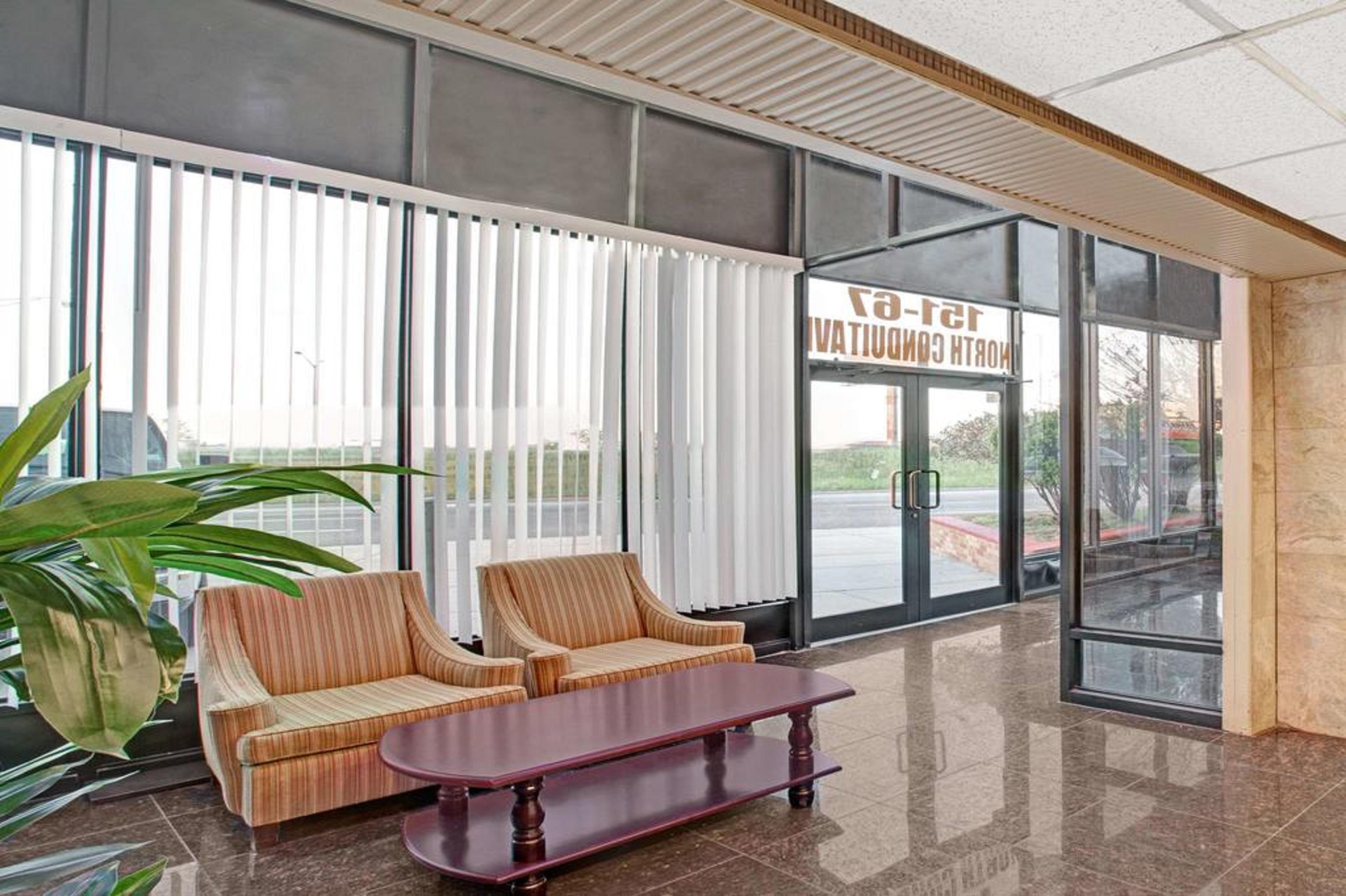Vista Lobby Super 8 by Wyndham Jamaica North Conduit