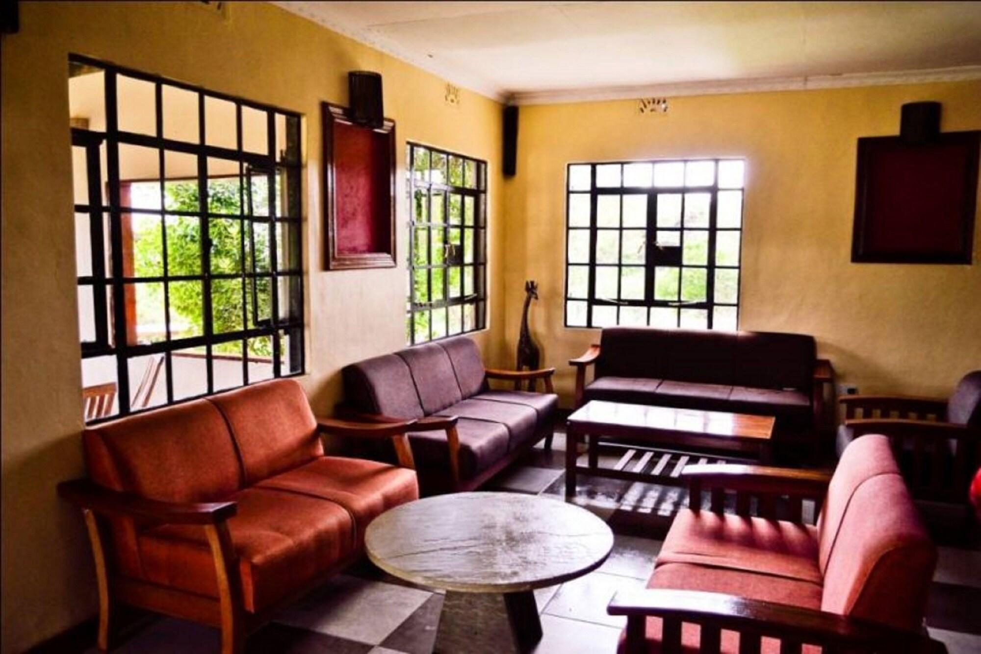 Bar/Salón Storms Resort Nanyuki