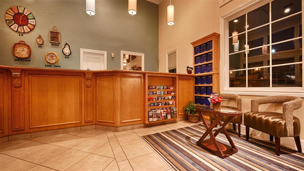 Vista Lobby Studio 6 Corona, CA - West