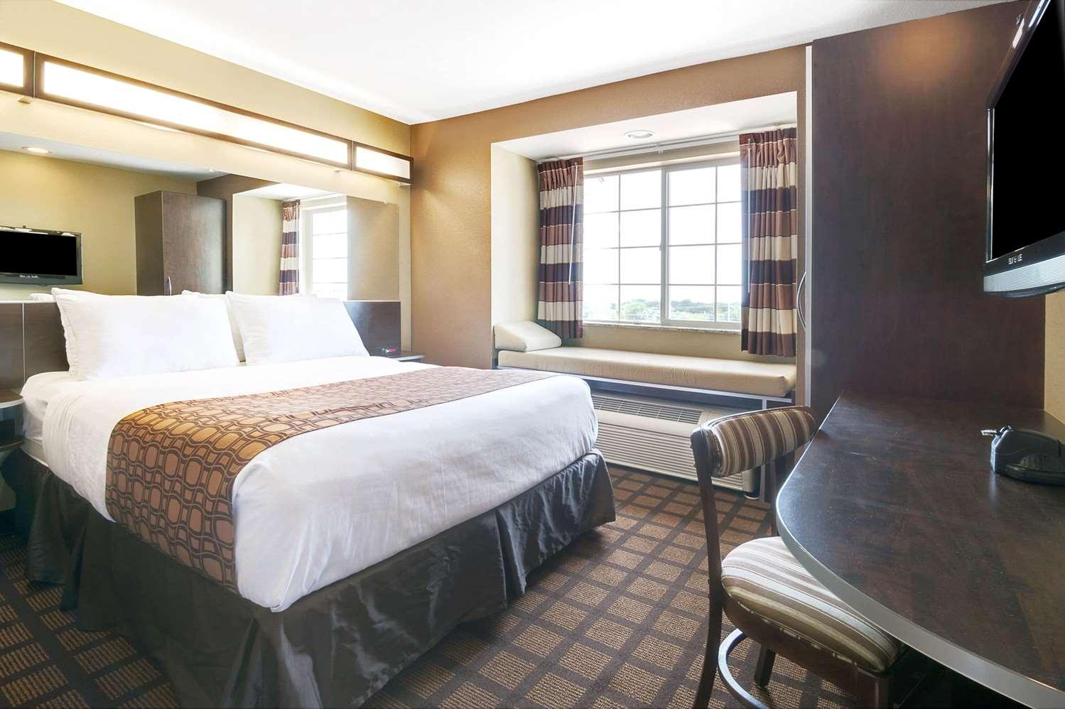 Guest room Microtel Inn & Suites by Wyndham Austin Airport
