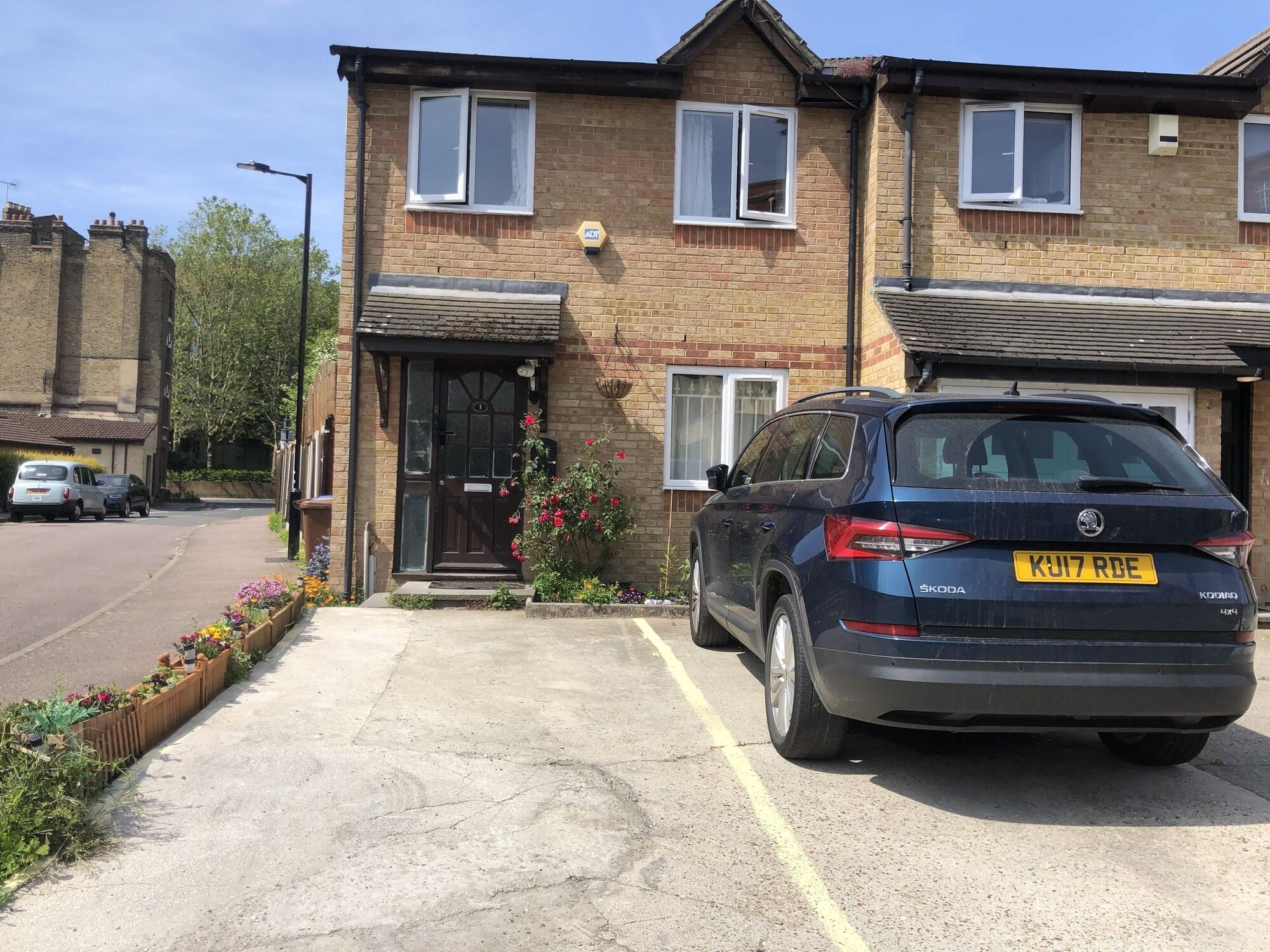 Vista Exterior Centrally Located 4 Bedroom House