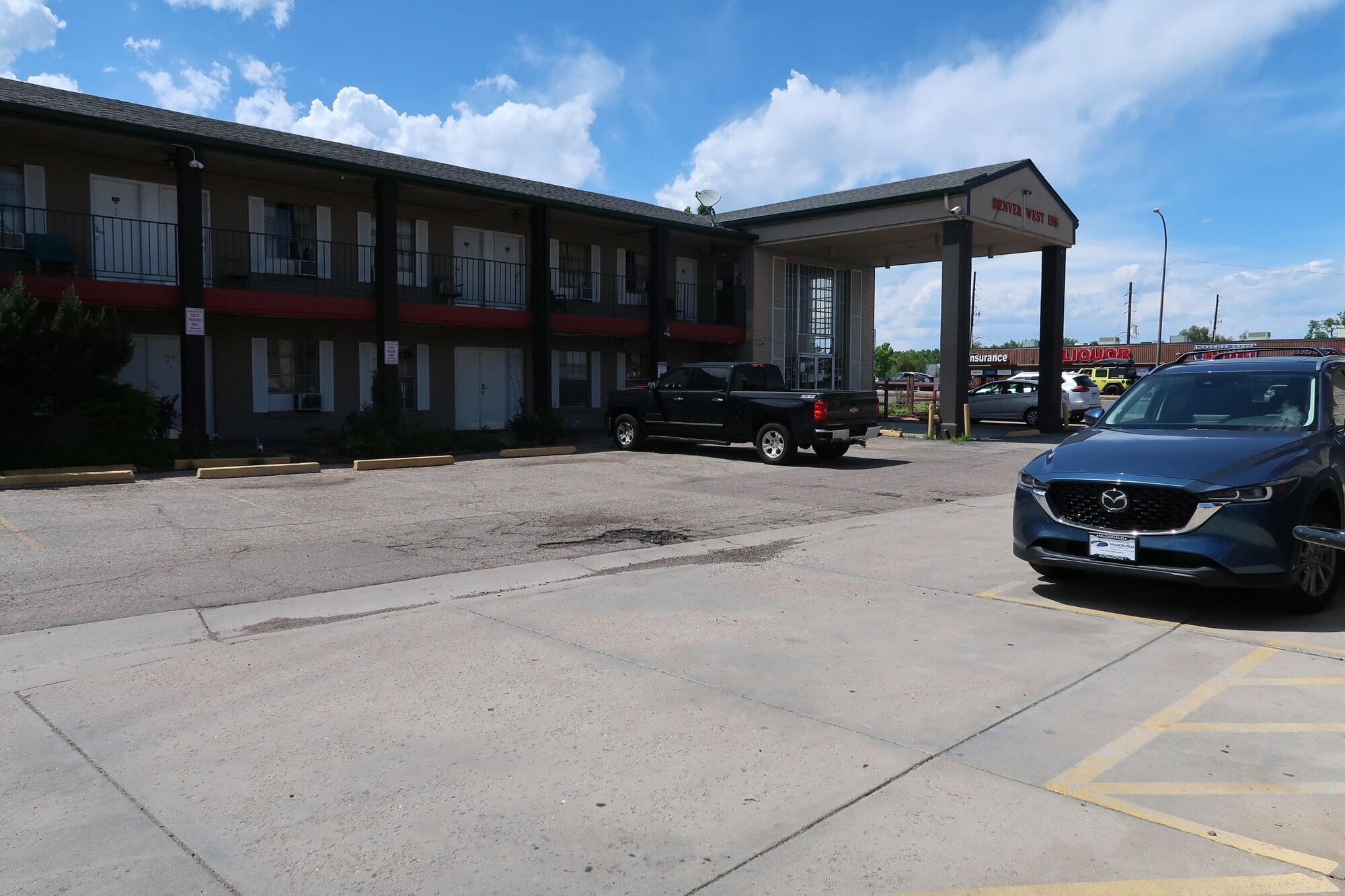 Varios Denver West Inn
