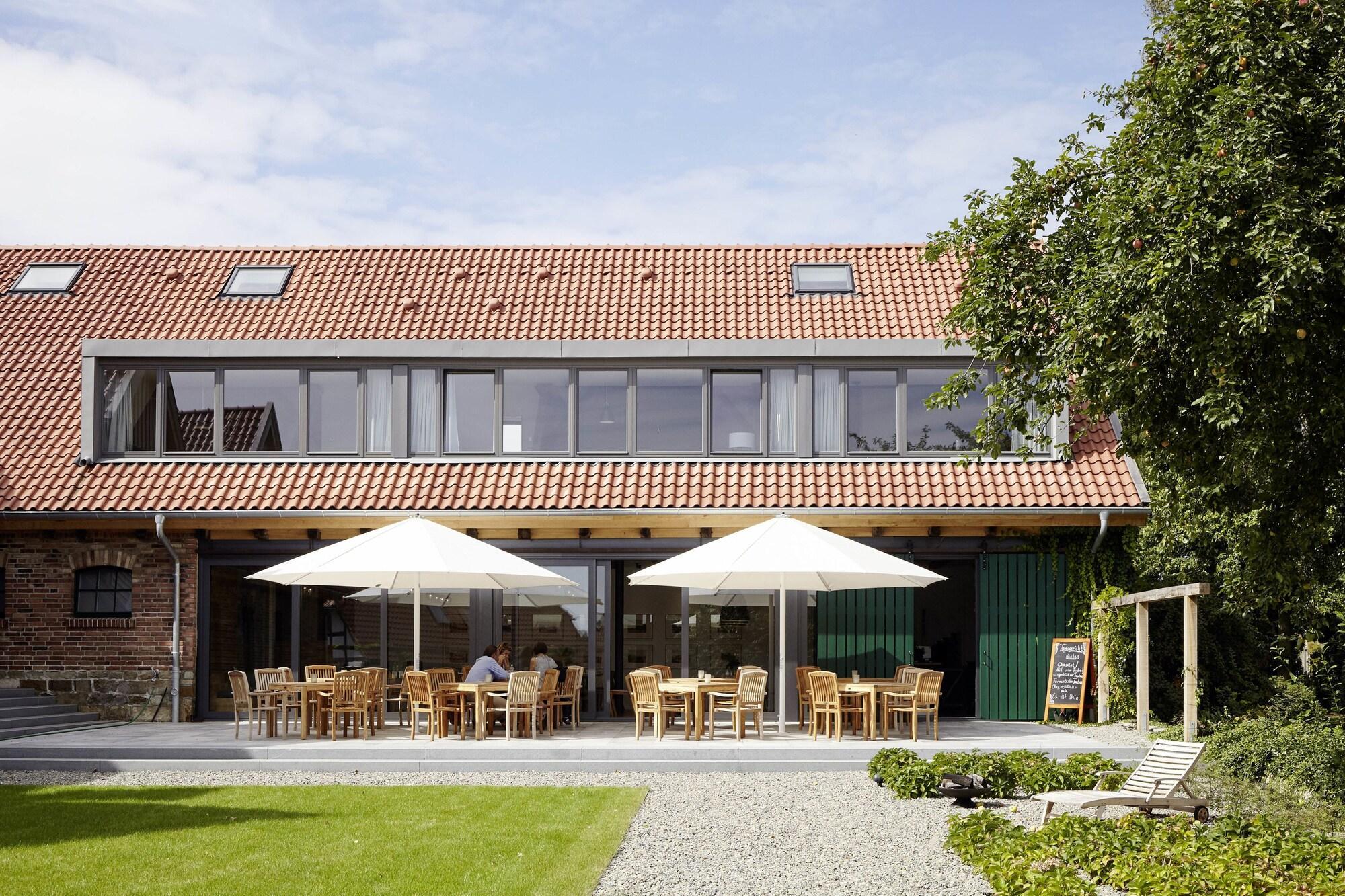 Varios Yard Boarding Hotel