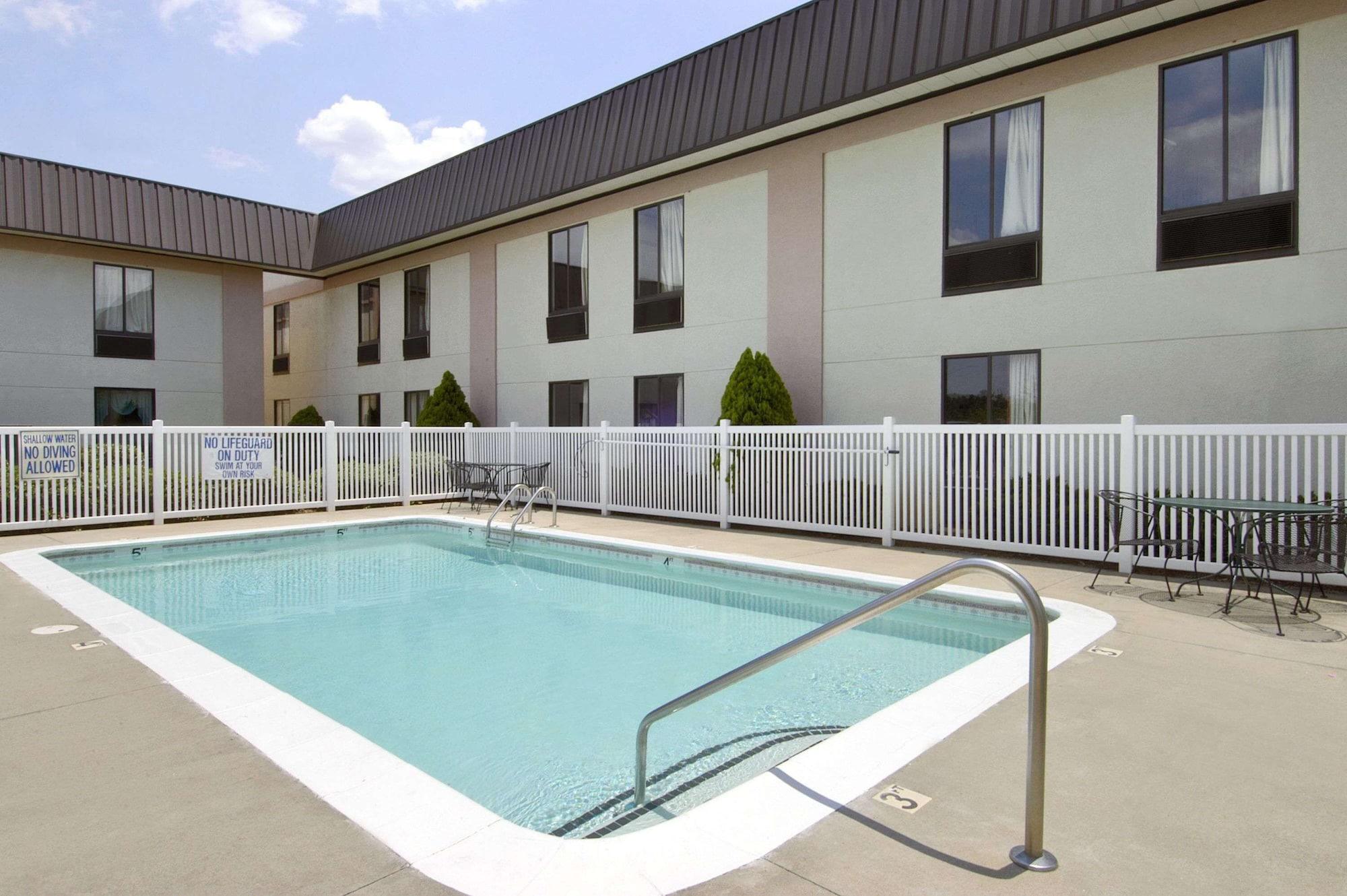 Vista Piscina Ramada Limited Columbia