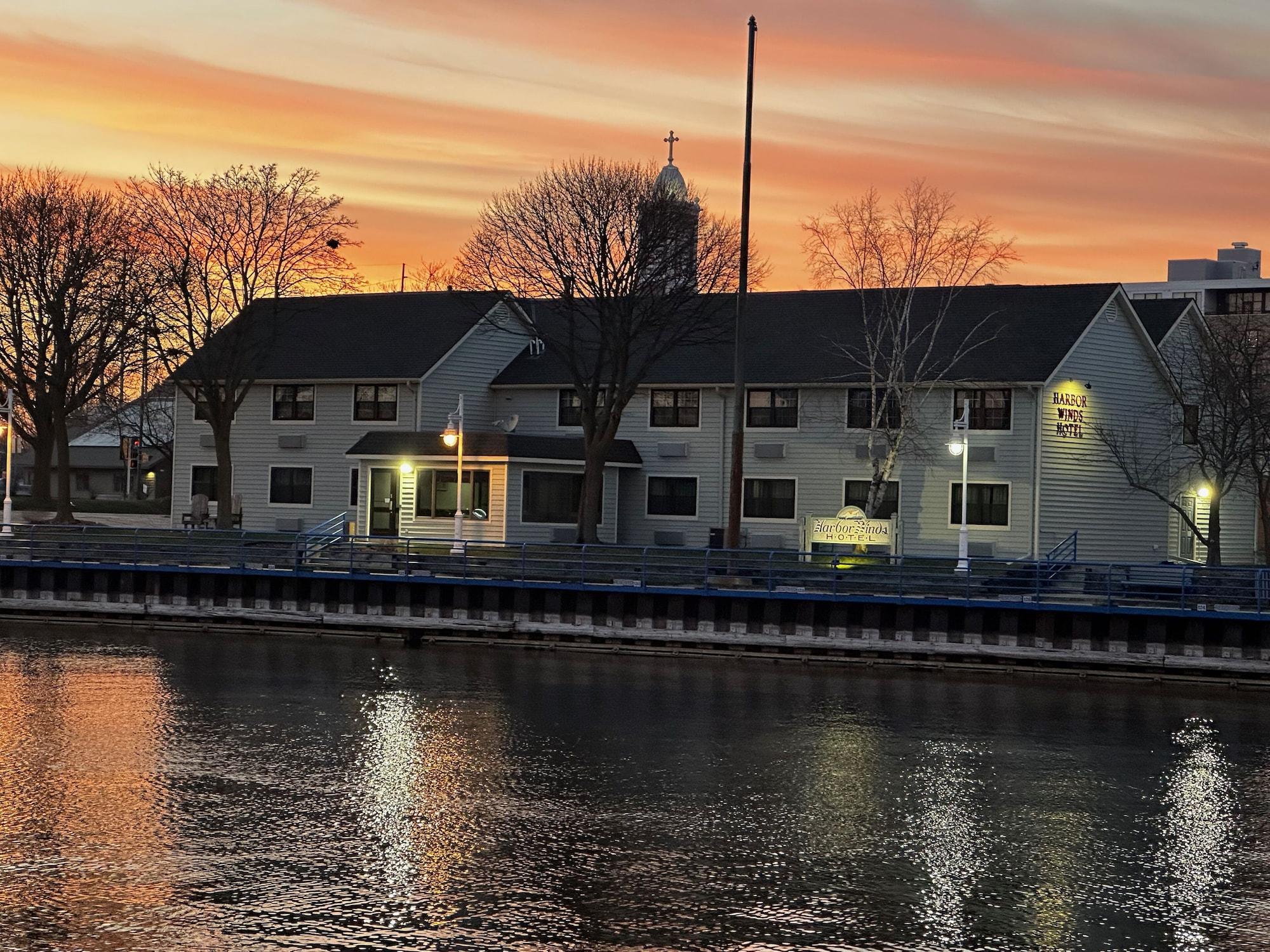 Varios Harbor Winds Hotel