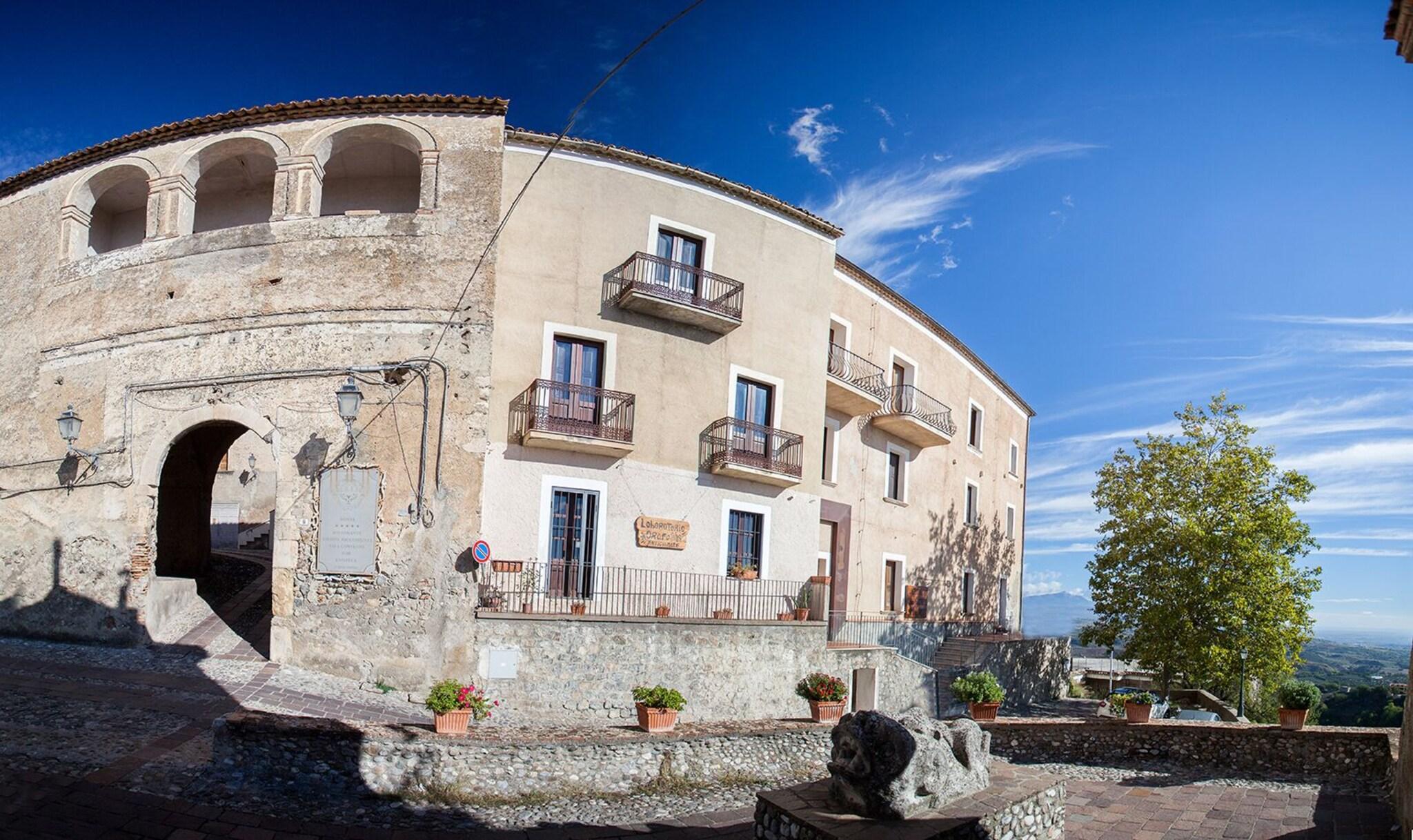 Vista Exterior Castello di Altomonte