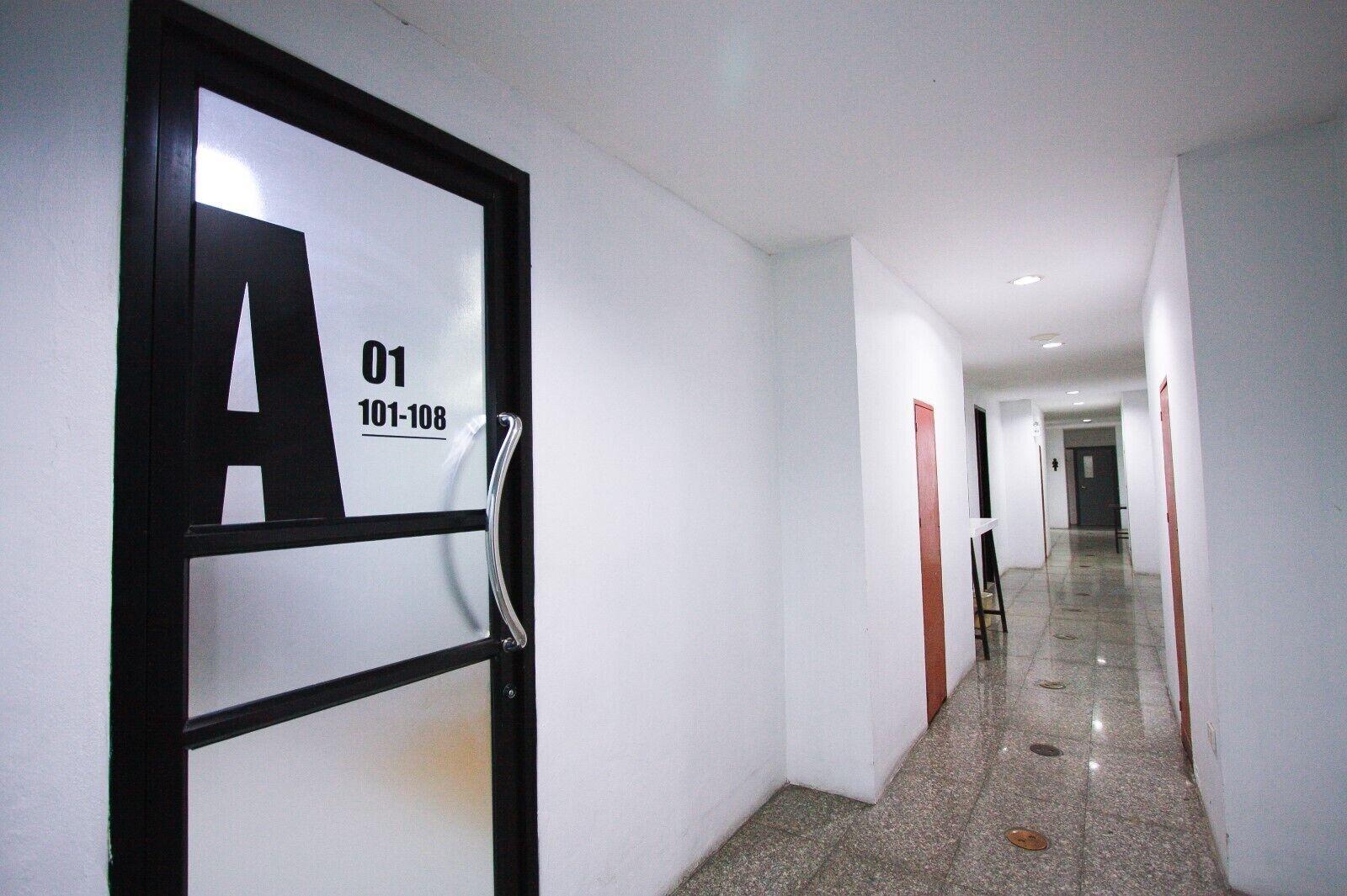 Varios 18 Coins Budget Hotel