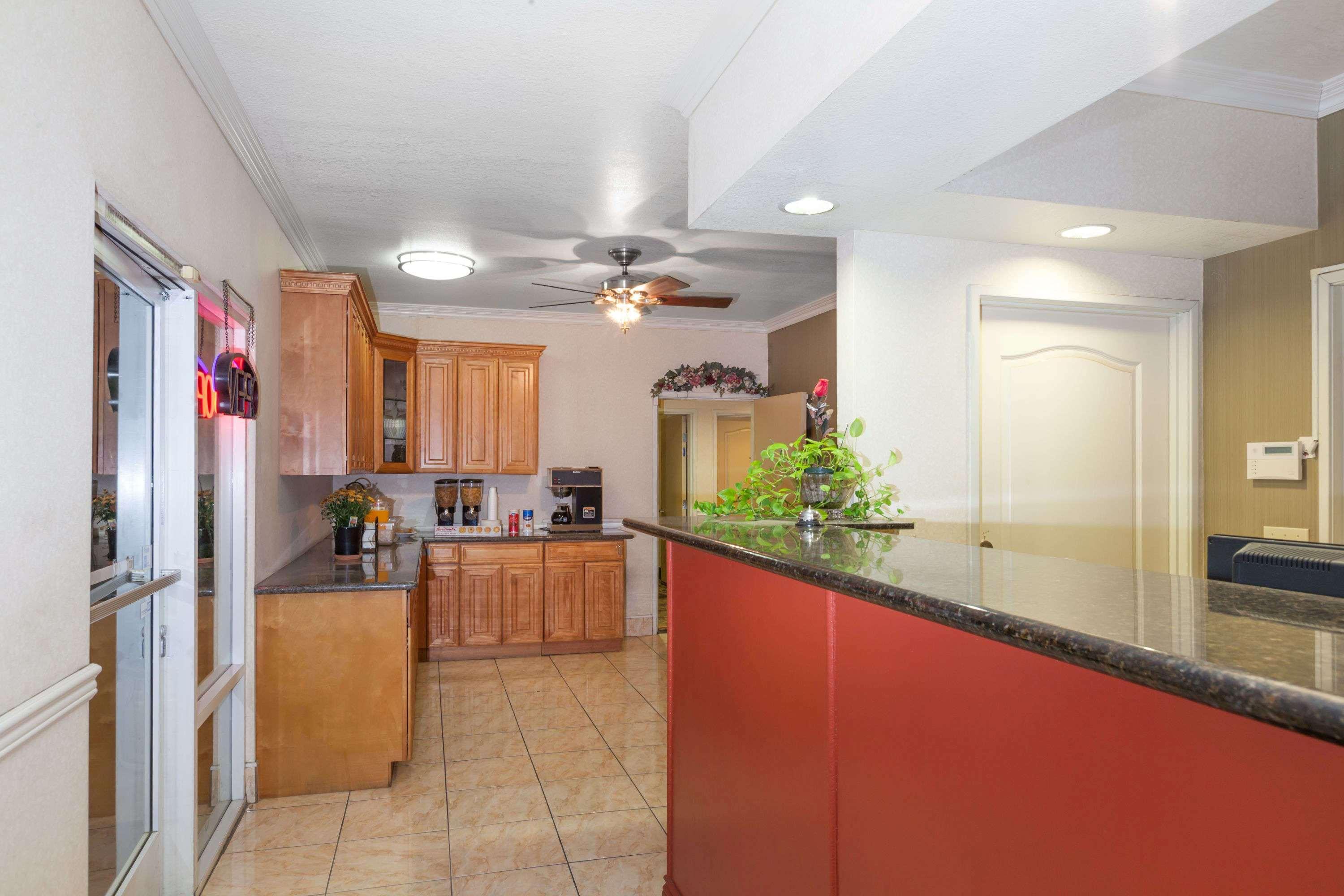 Vista Lobby Howard Johnson by Wyndham Bakersfield