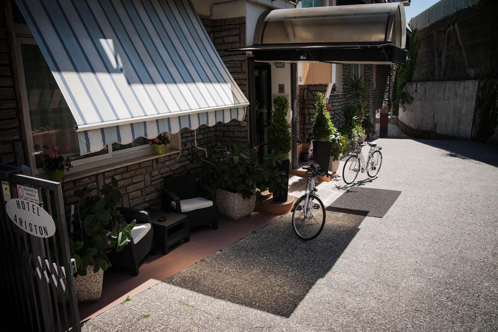 Vista Exterior Hotel Ariston