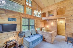 Alquiler Vacacional - Riverfront Skykomish Cabin w/ Private Hot Tub!