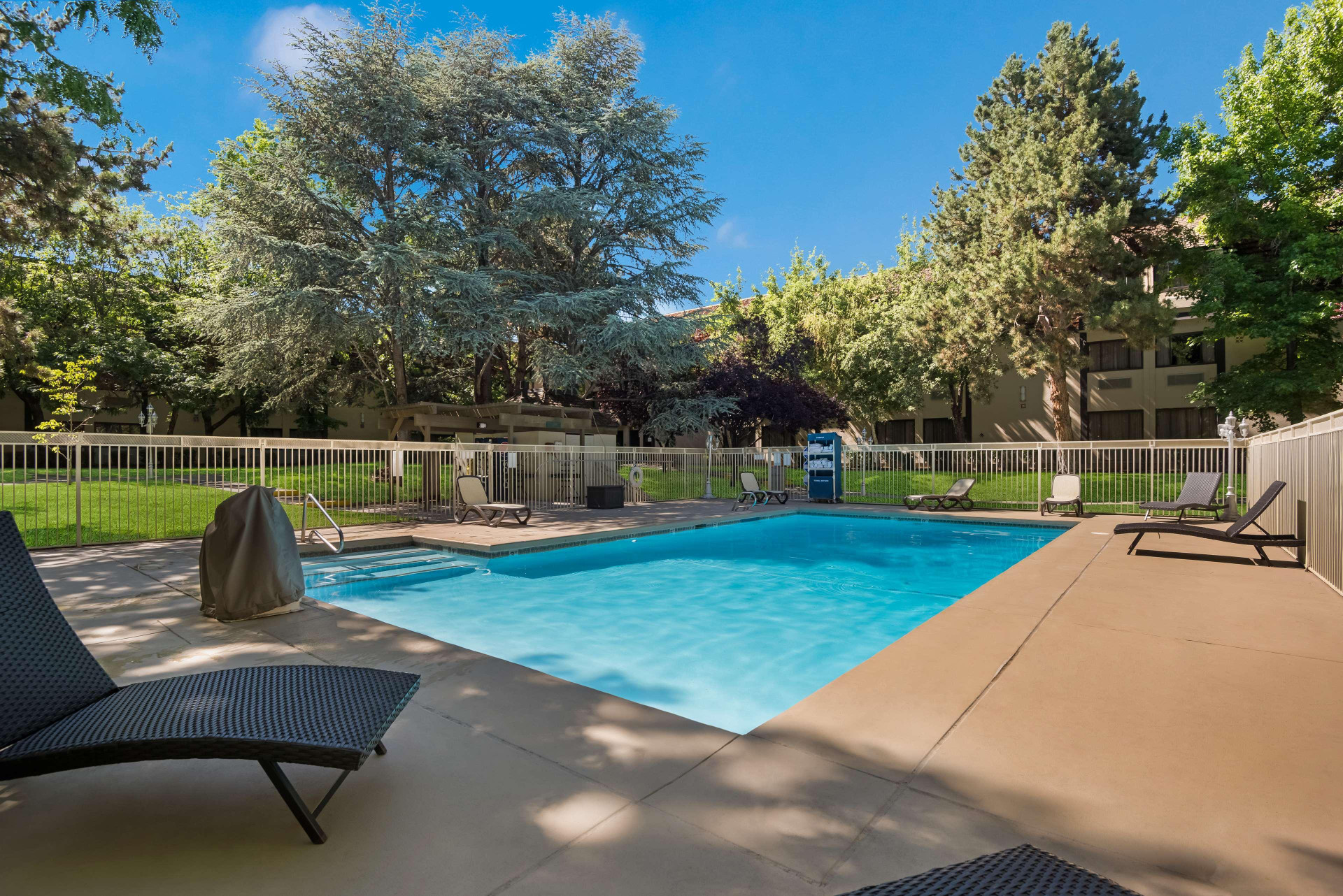 Vista Piscina SureStay Plus Hotel by Best Western Reno Airport