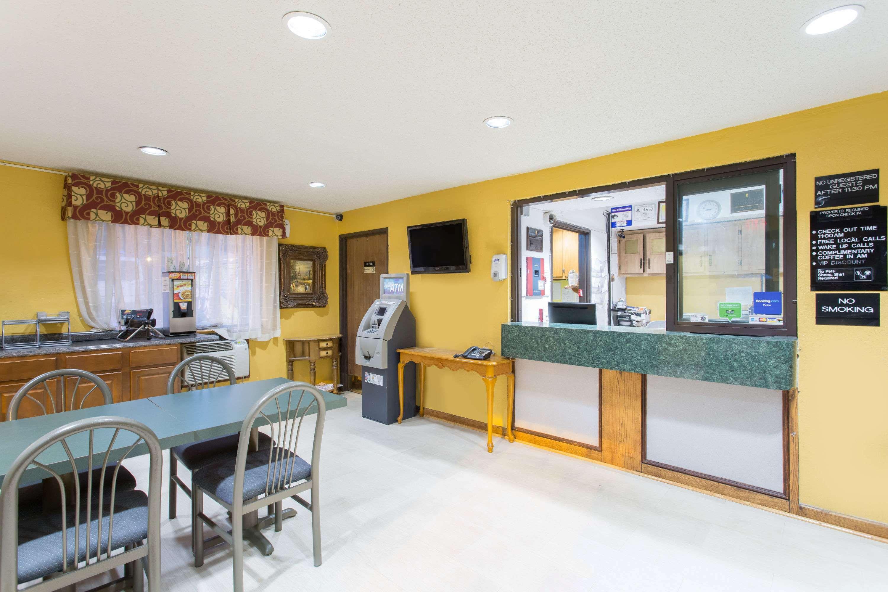 Vista Lobby Super 8 by Wyndham Greensboro/Coliseum/Conv.