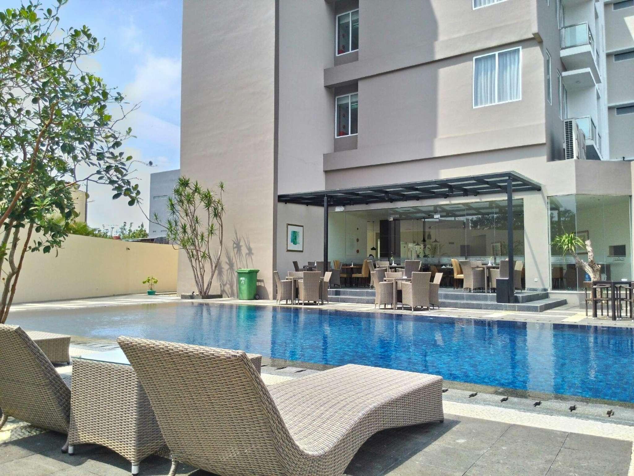 Vista Piscina Horison Hotel Sukabumi