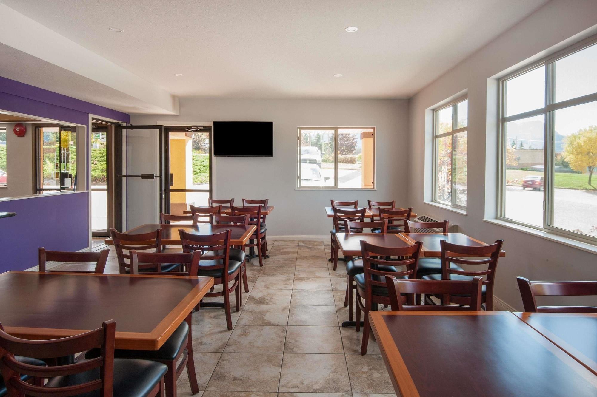 Restaurant Super 8 by Wyndham Salmon Arm