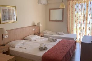 Alojamiento - Saronis Hotel