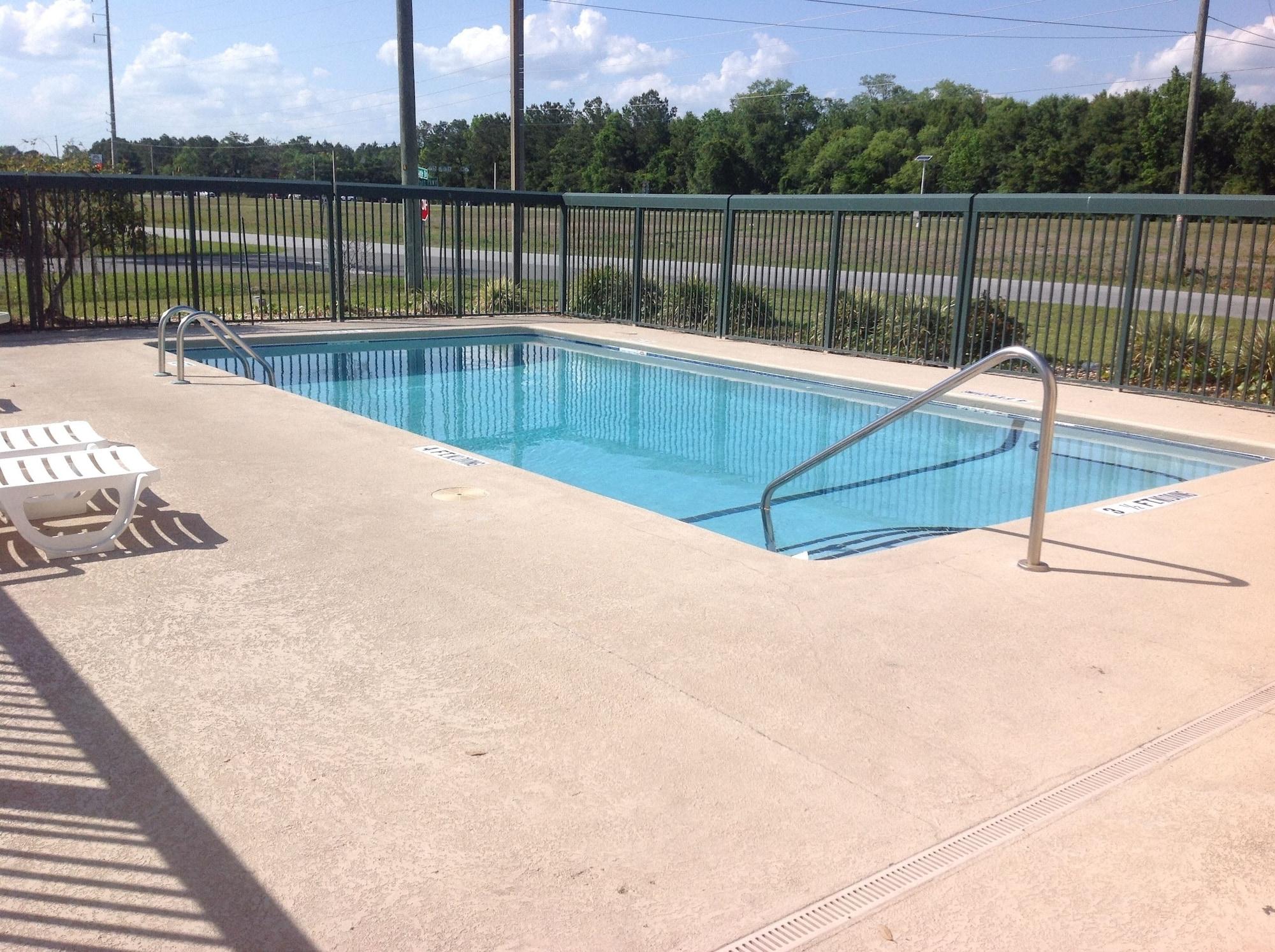 Vista Piscina Super 8 by Wyndham Brunswick South/I-95