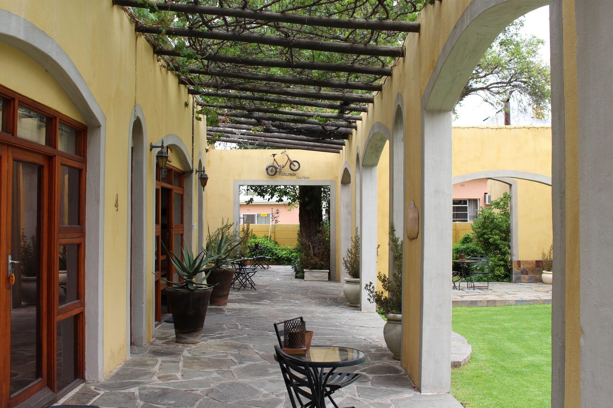 Vista Exterior 17 on Bird Guest House