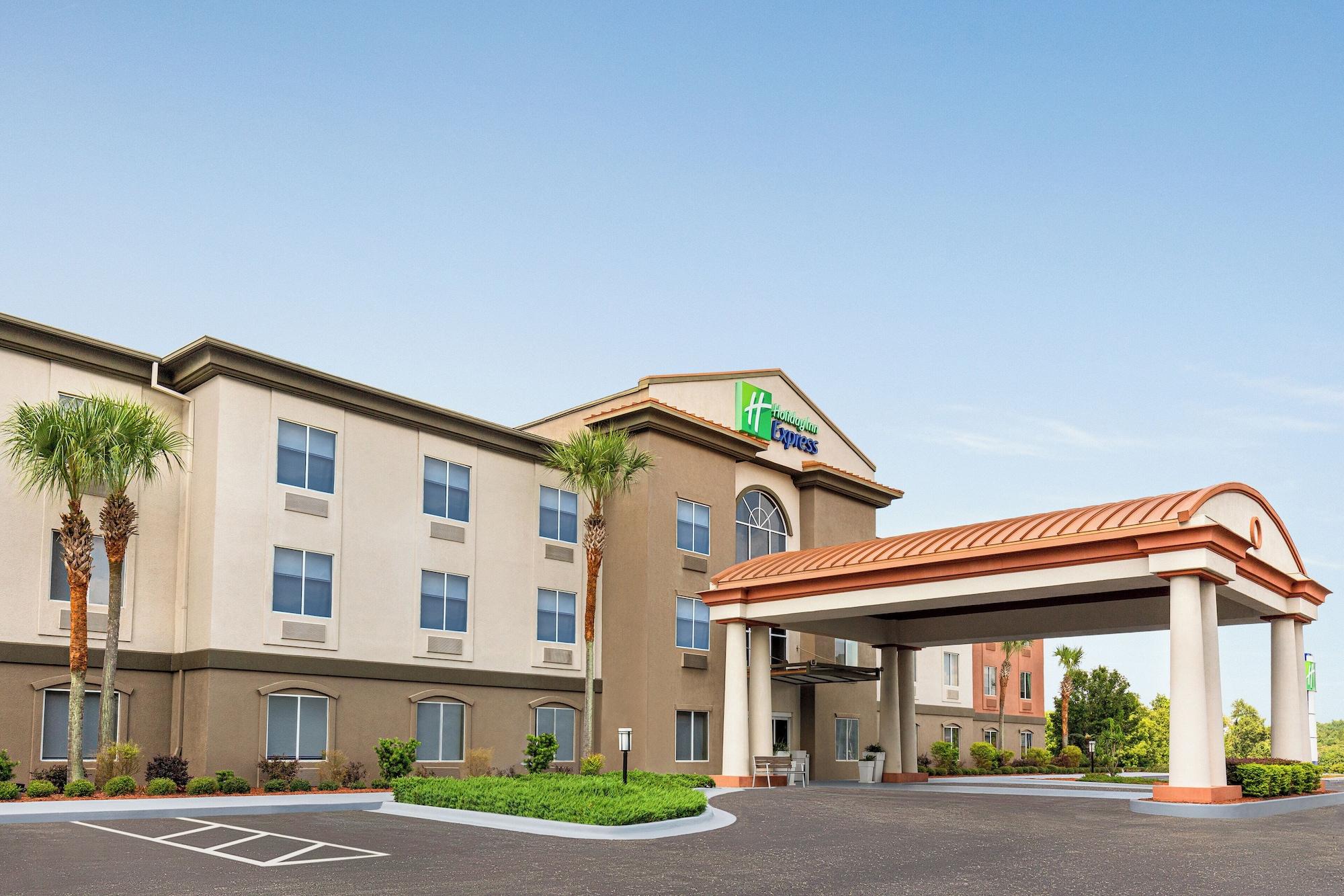 Vista Exterior Holiday Inn Express Hotel & Suites LIVE OAK by IHG