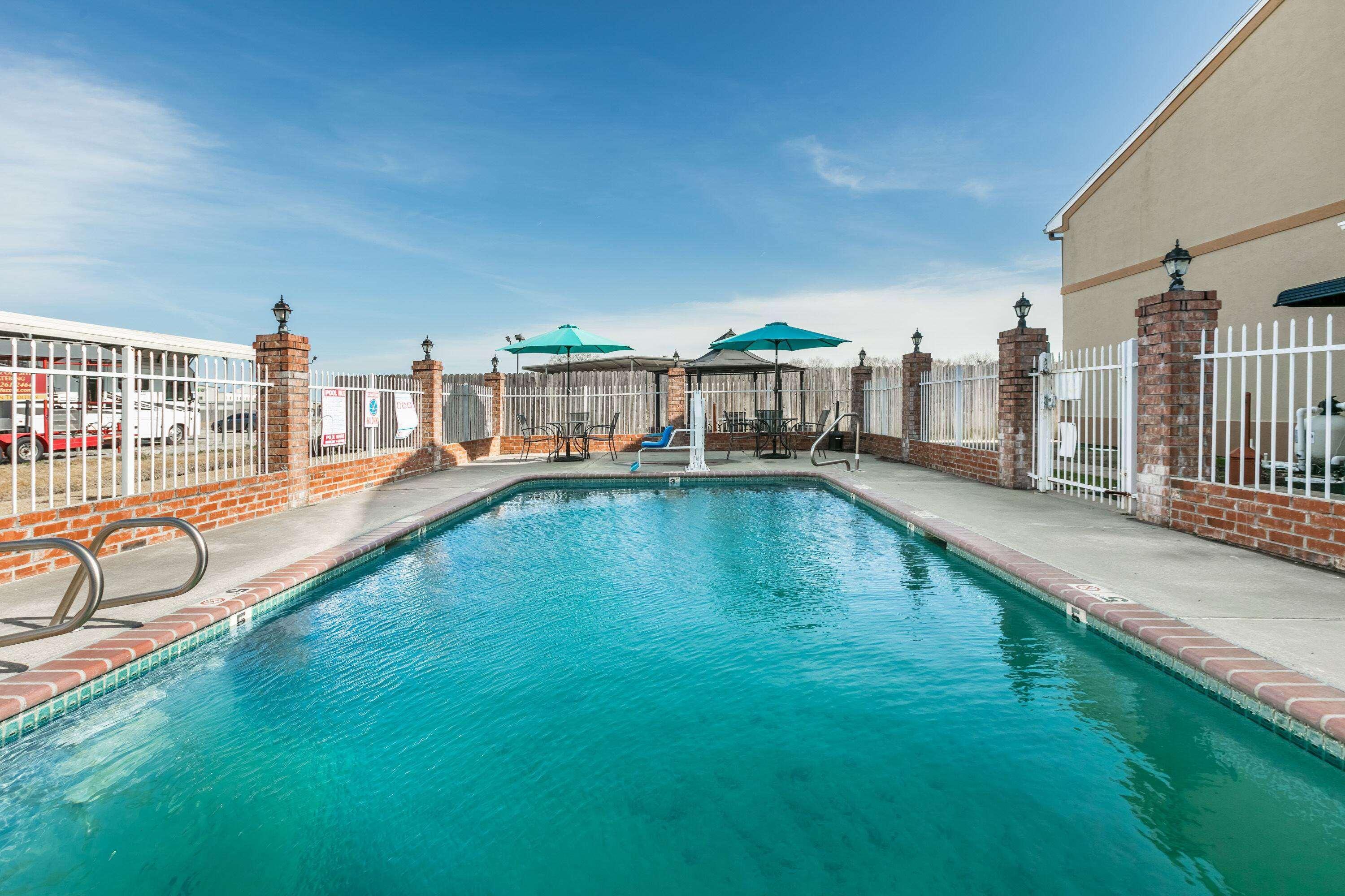 Vista Piscina Howard Johnson by Wyndham Scott Lafayette