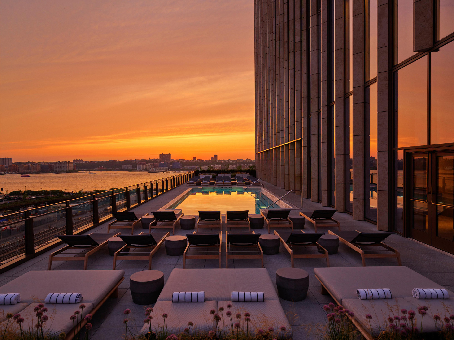 Vista Piscina Equinox Hotel New York