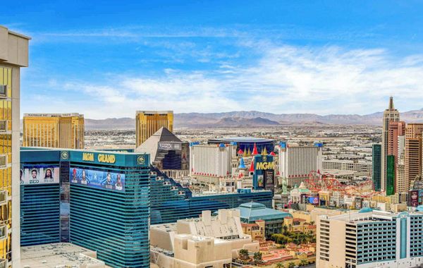 Stunning 1BR Strip Views & Balcony Suite 12701 - Hoteles de lujo en Las Vegas, Nevada