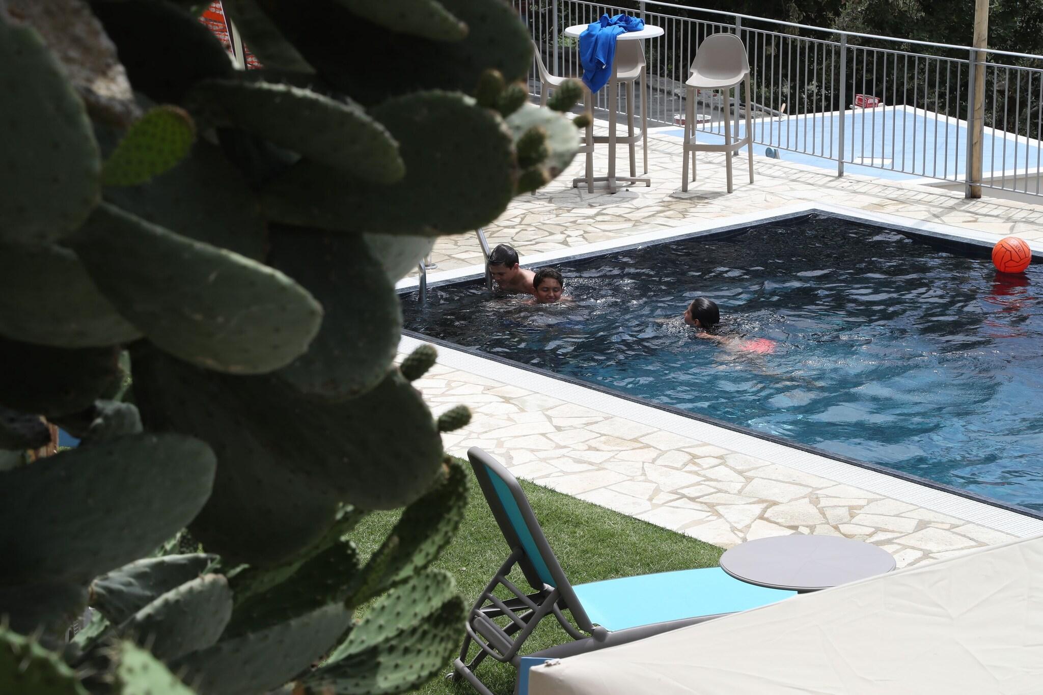 Vista Piscina Borgo Rosso di Sera Resort Country Chic