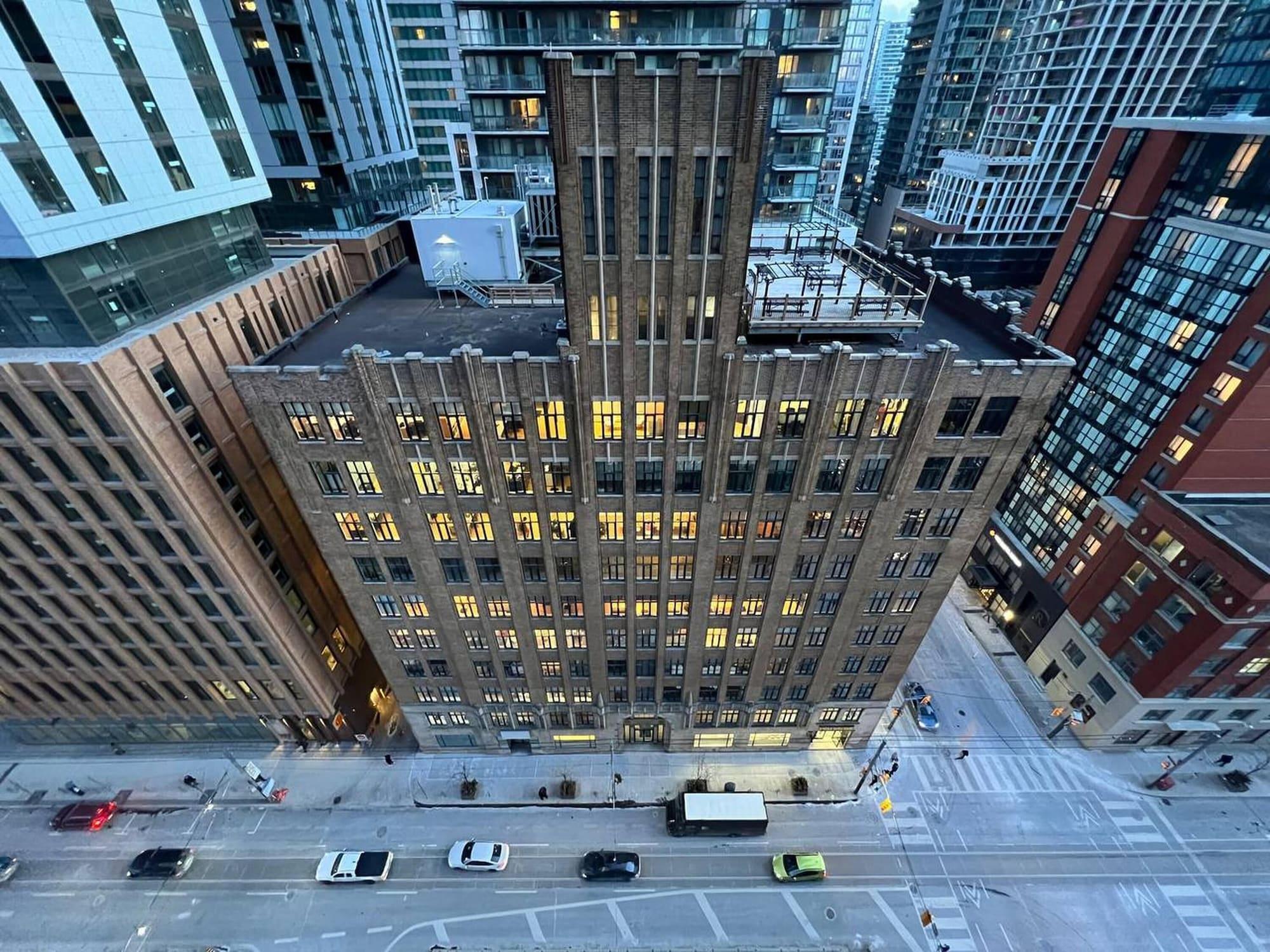 Vista Exterior Downtown Toronto Hotel and Suites