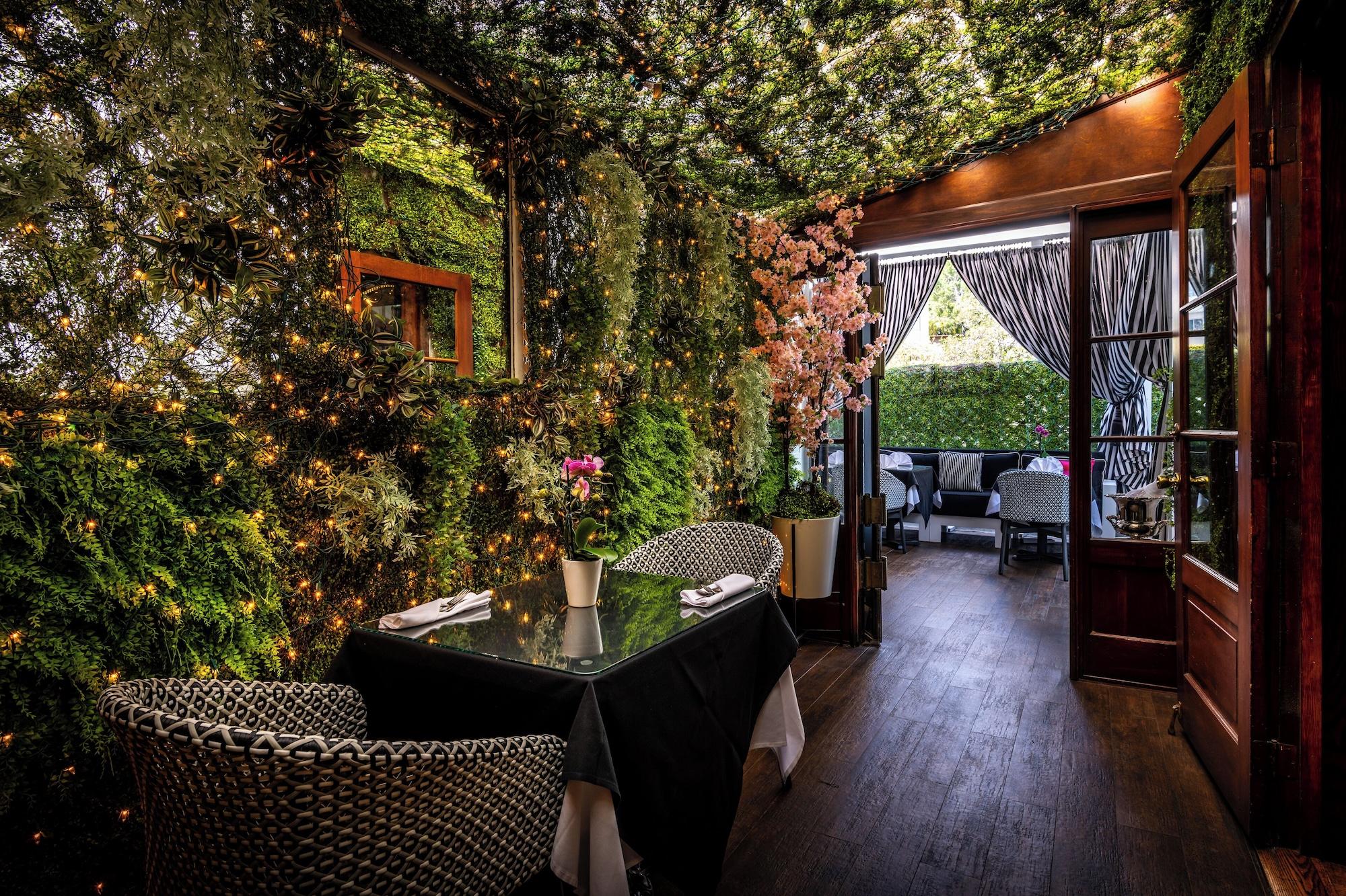 Restaurant Beverly Hills Plaza Hotel & Spa