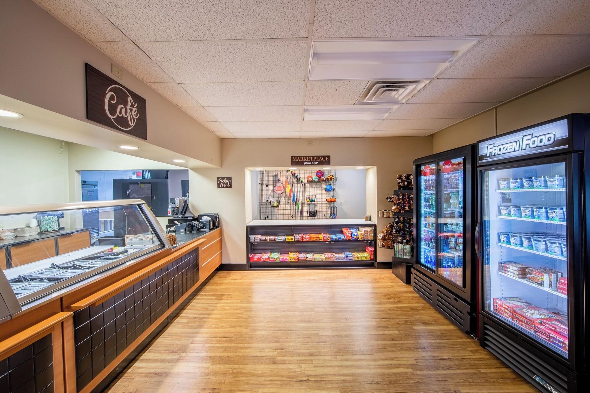Restaurant Holiday Inn Club Vacations Oak n’ Spruce Resort in the Berkshires by IHG