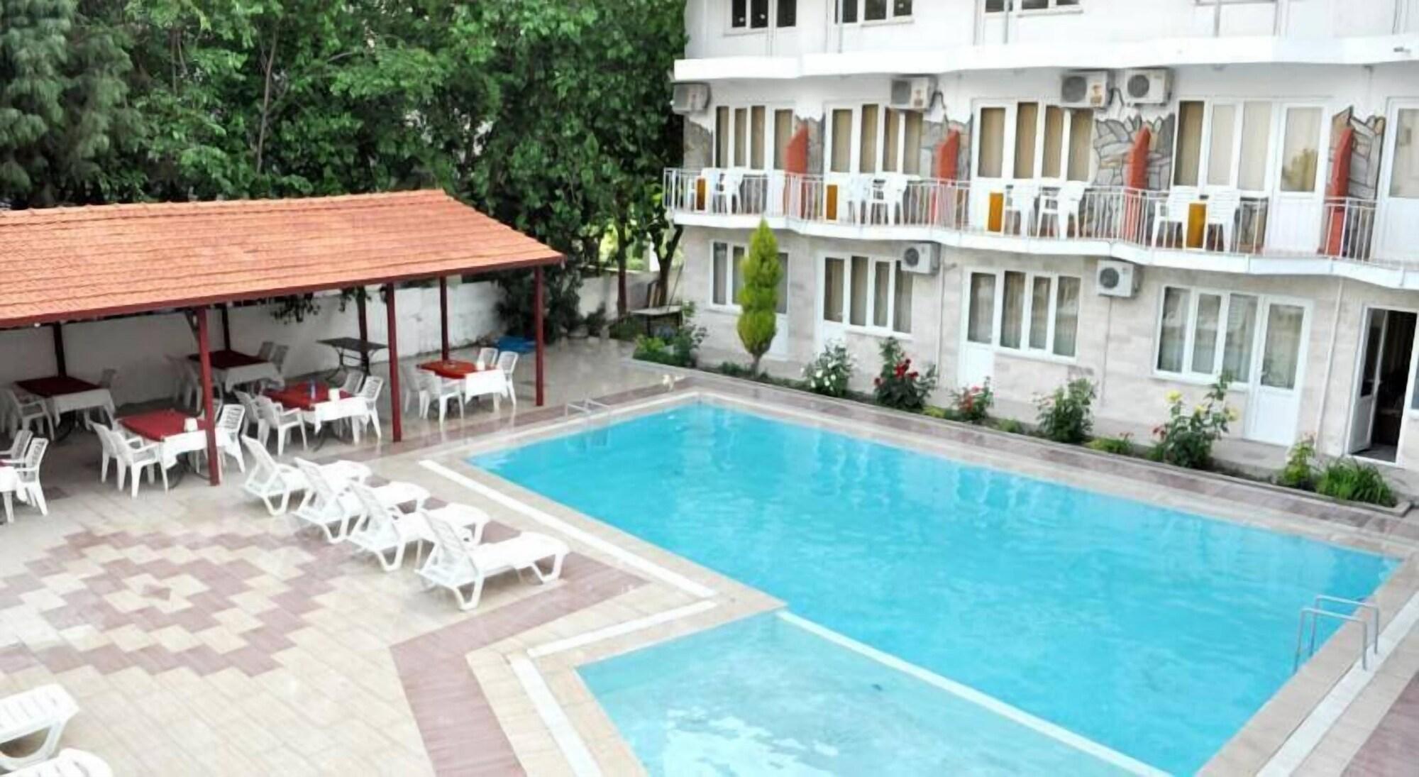 Varios Dolphin Yunus Hotel