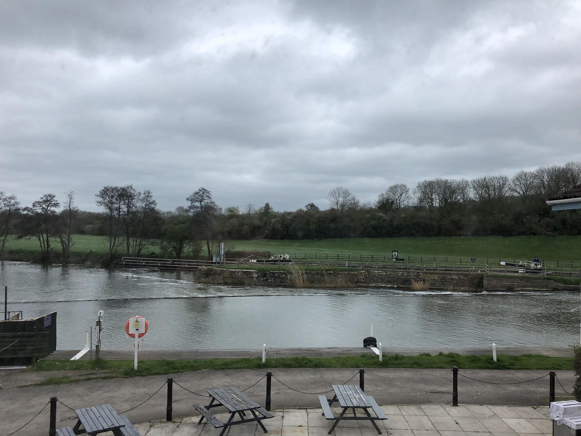 Vista Exterior The Riverside Inn