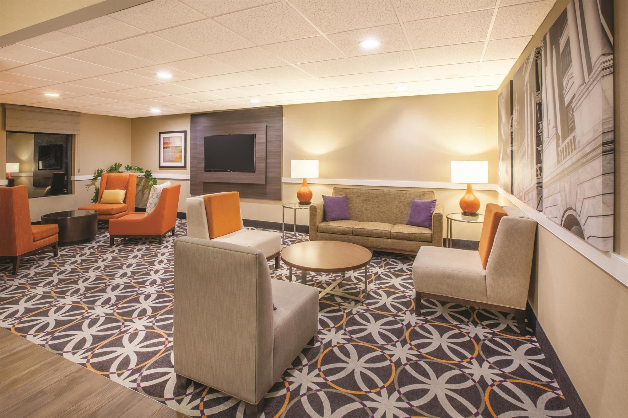 Vista Lobby La Quinta Inn & Suites by Wyndham Mechanicsburg - Harrisburg